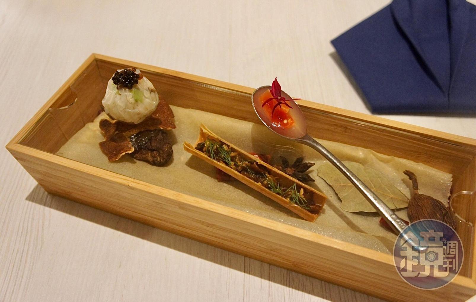前菜「梅醬番茄凍、法國魚子醬絲瓜蟹肉小籠包、紹興醉雞及無錫脆鱔」每一小口就是一道經典中菜的迷你版。(1,980元套餐菜色)