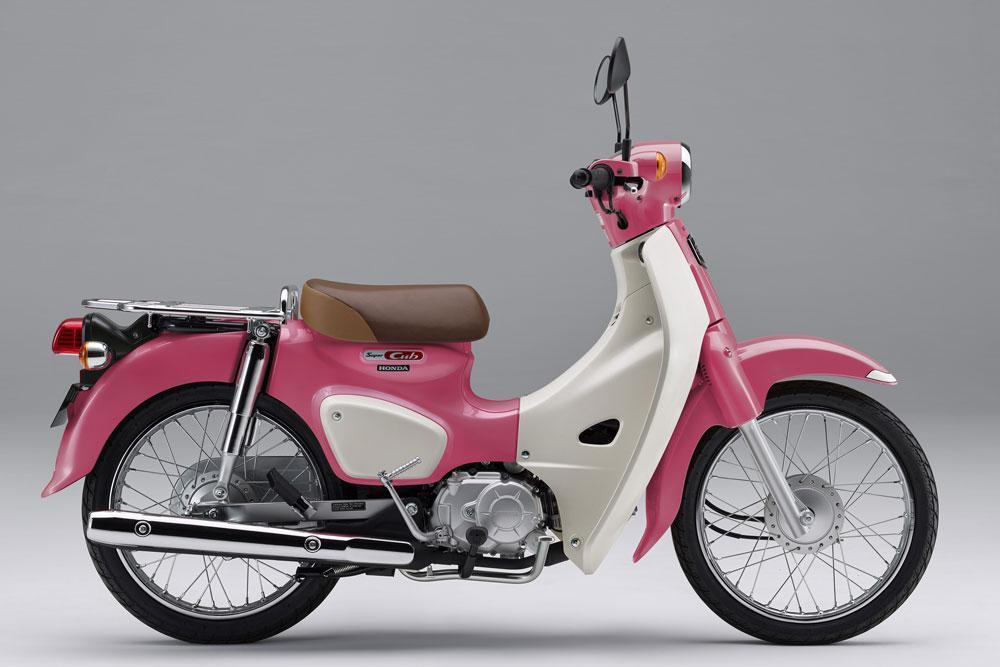 HONDA打造出《天氣之子》粉色塗裝的Super Cub 110特仕版,開放限量訂購。(翻攝自AutoCar Japan)