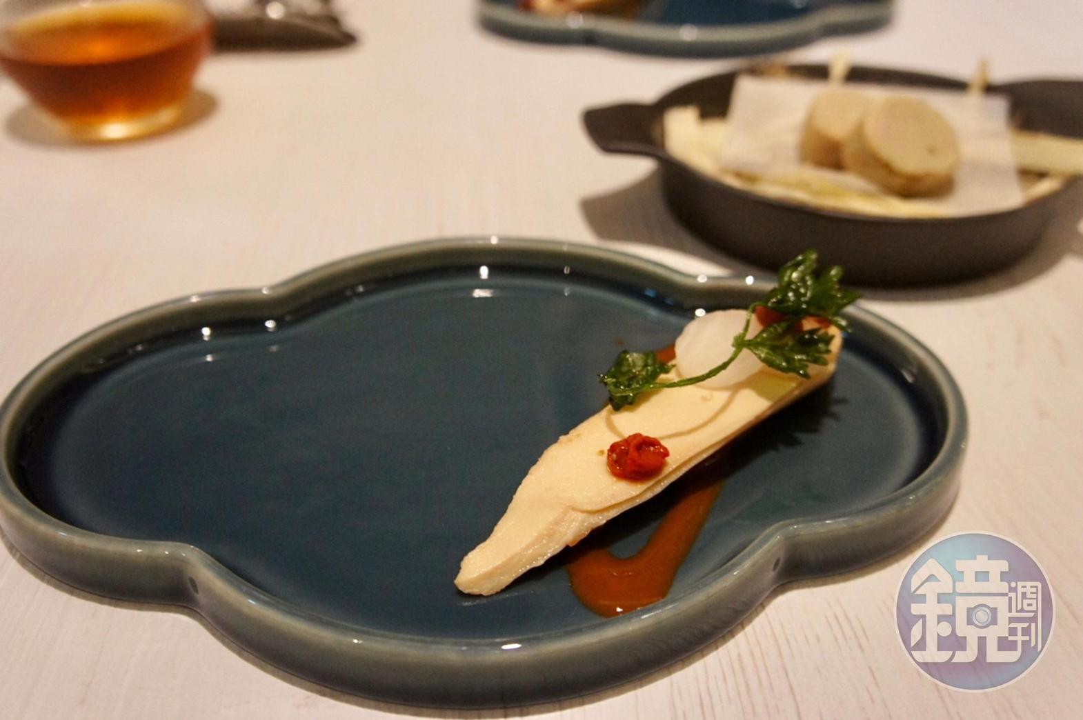 「紹興醉雞」加黄酒、紹興酒醃煮帶皮雞胸肉,肉質滑潤不澀口。(1,980元套餐菜色)