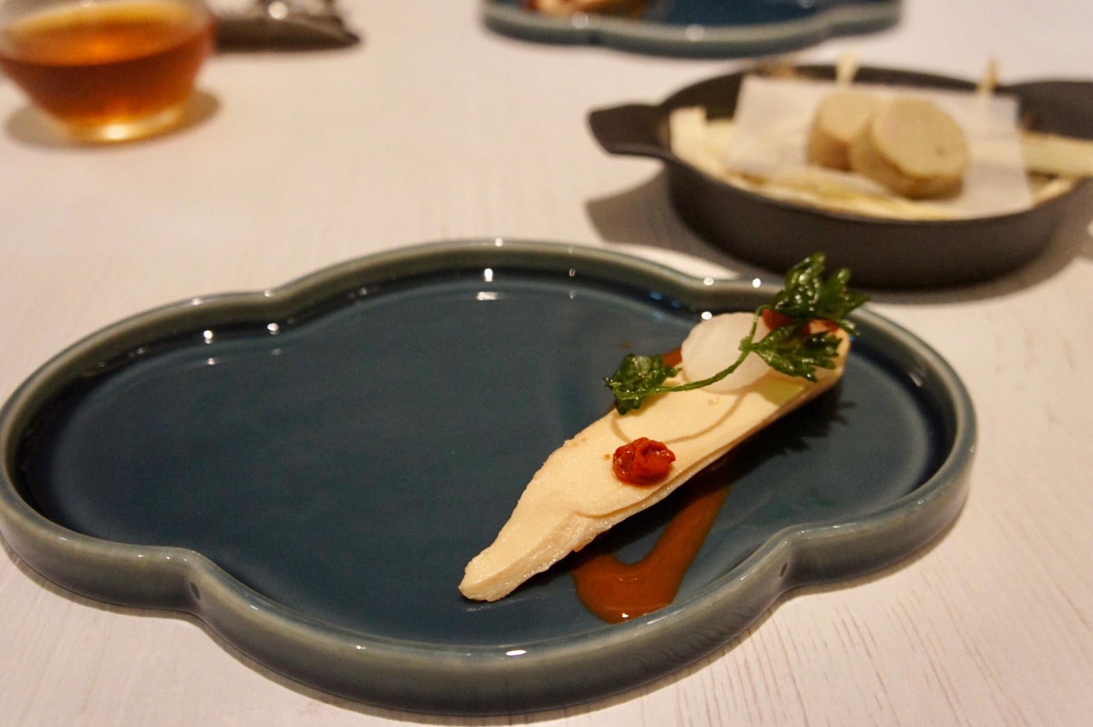 「紹興醉雞」加黄酒、紹興酒醃煮帶皮雞胸肉，肉質滑潤不澀口。（1,980元套餐菜色）
