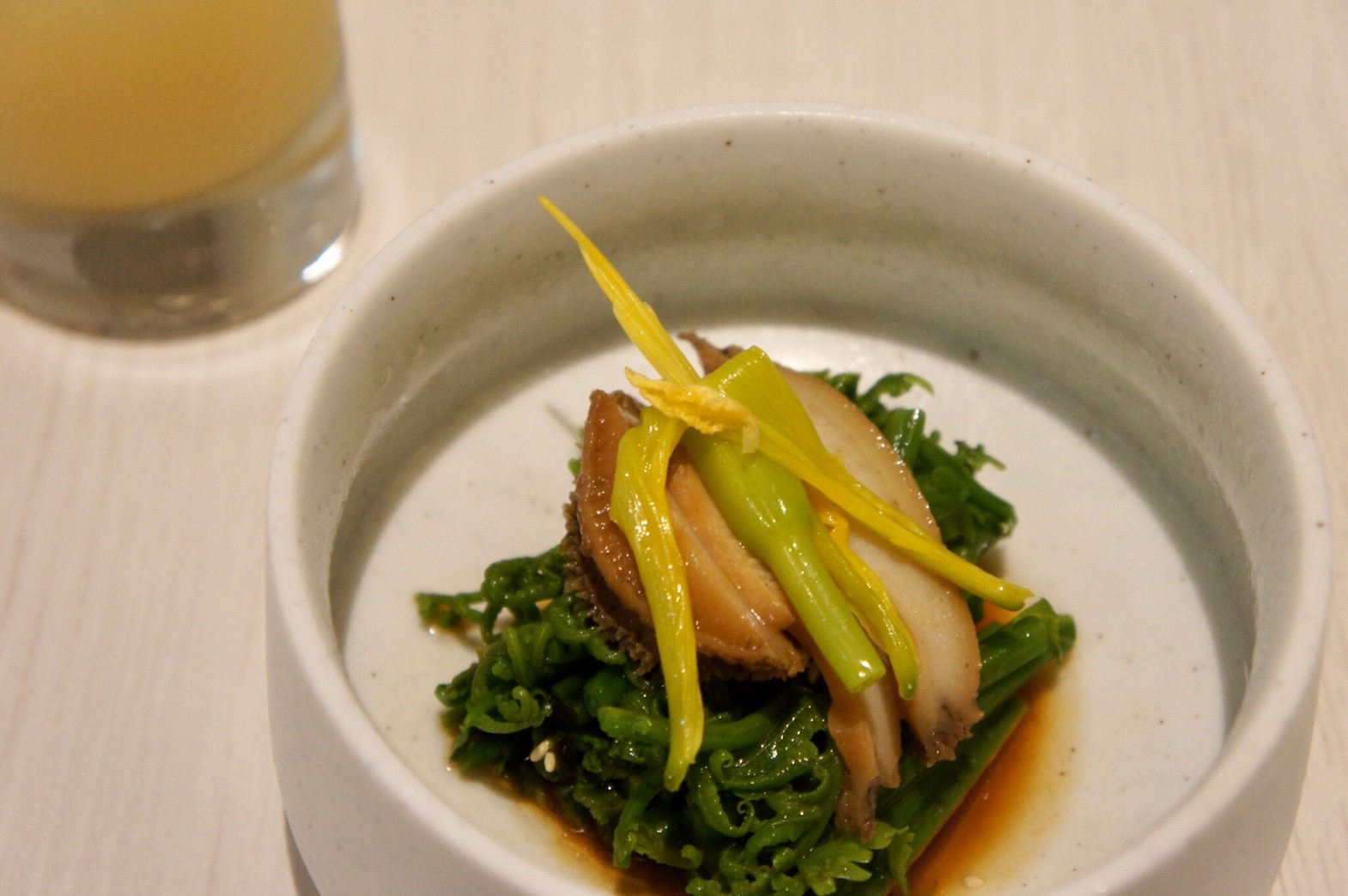 「滷南非鮑魚＆過貓沙拉」以新鮮食材取代中菜常用的鮑魚罐頭料理。（1,980元套餐菜色）