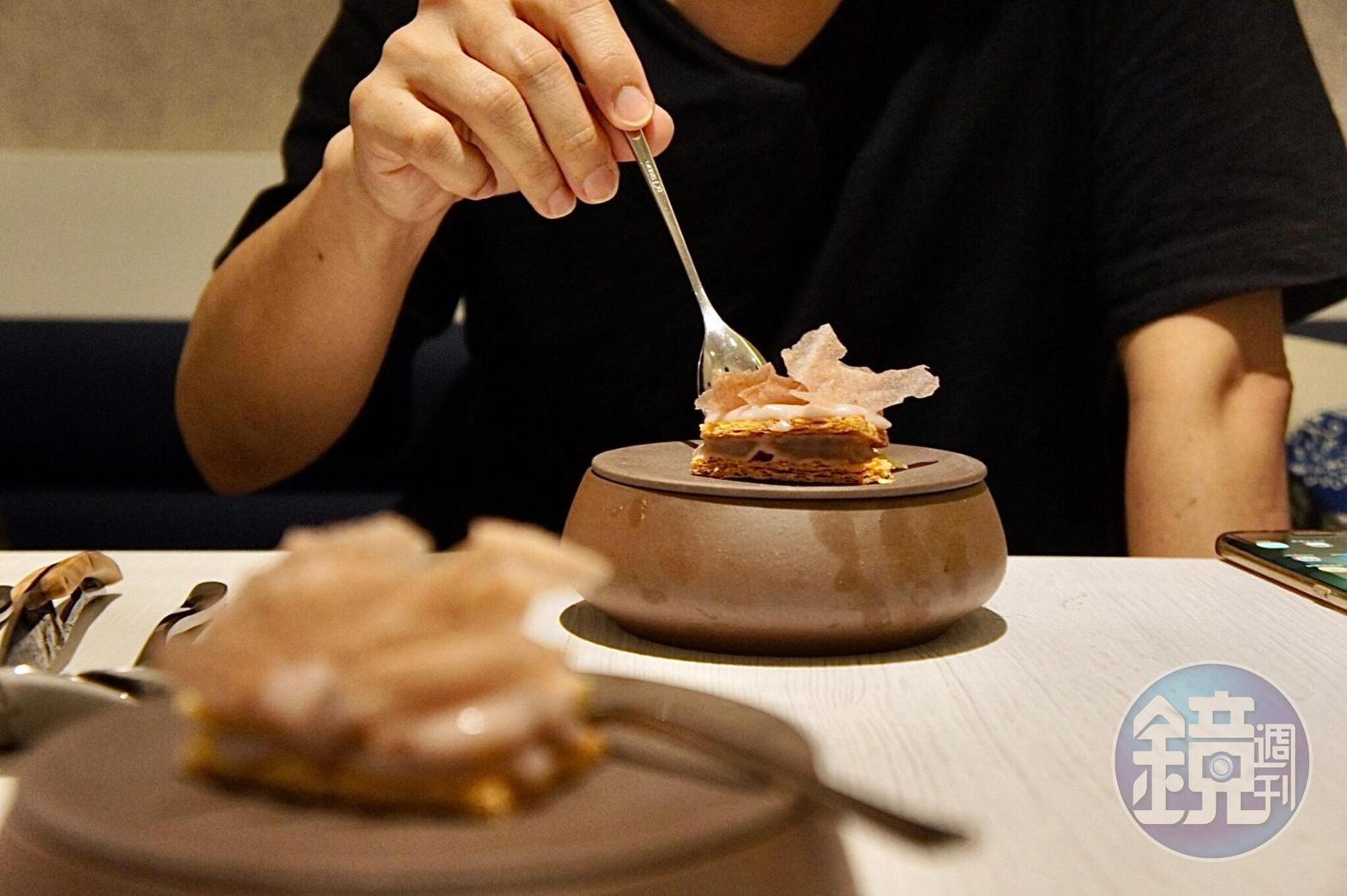 中式甜點「芋泥酥餅&芋頭冰沙西米露」像是美型西點。(1,980元套餐菜色)