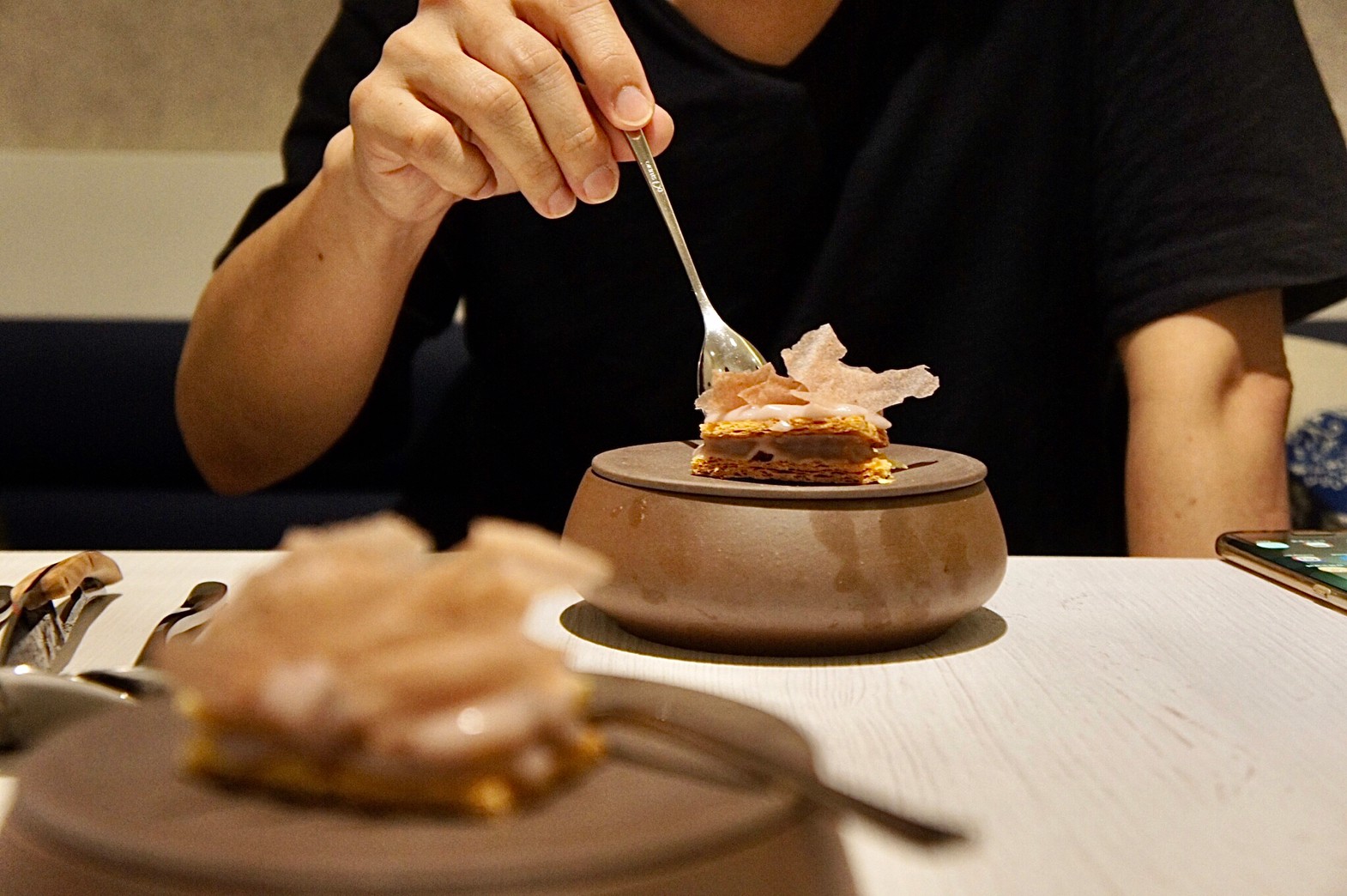 中式甜點「芋泥酥餅＆芋頭冰沙西米露」像是美型西點。（1,980元套餐菜色）