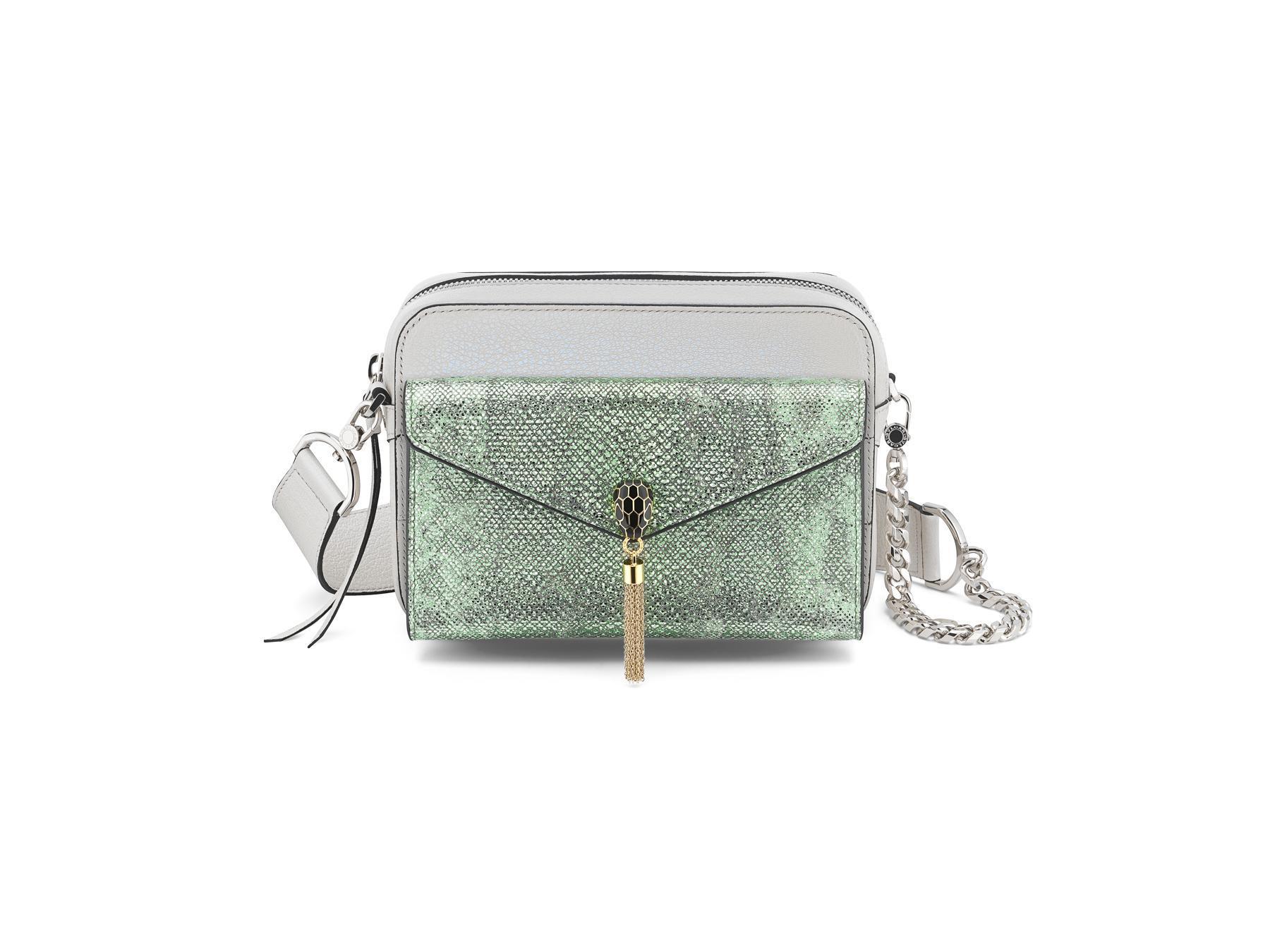 BVLGARI Serpenti Forever “7 Ways” 淨白瑪瑙色山羊皮相機包NT$55,500,搭配BVLGARI Serpenti Forever薄荷綠色金屬水蛇皮手拿包NT$35,300。(寶格麗提供)