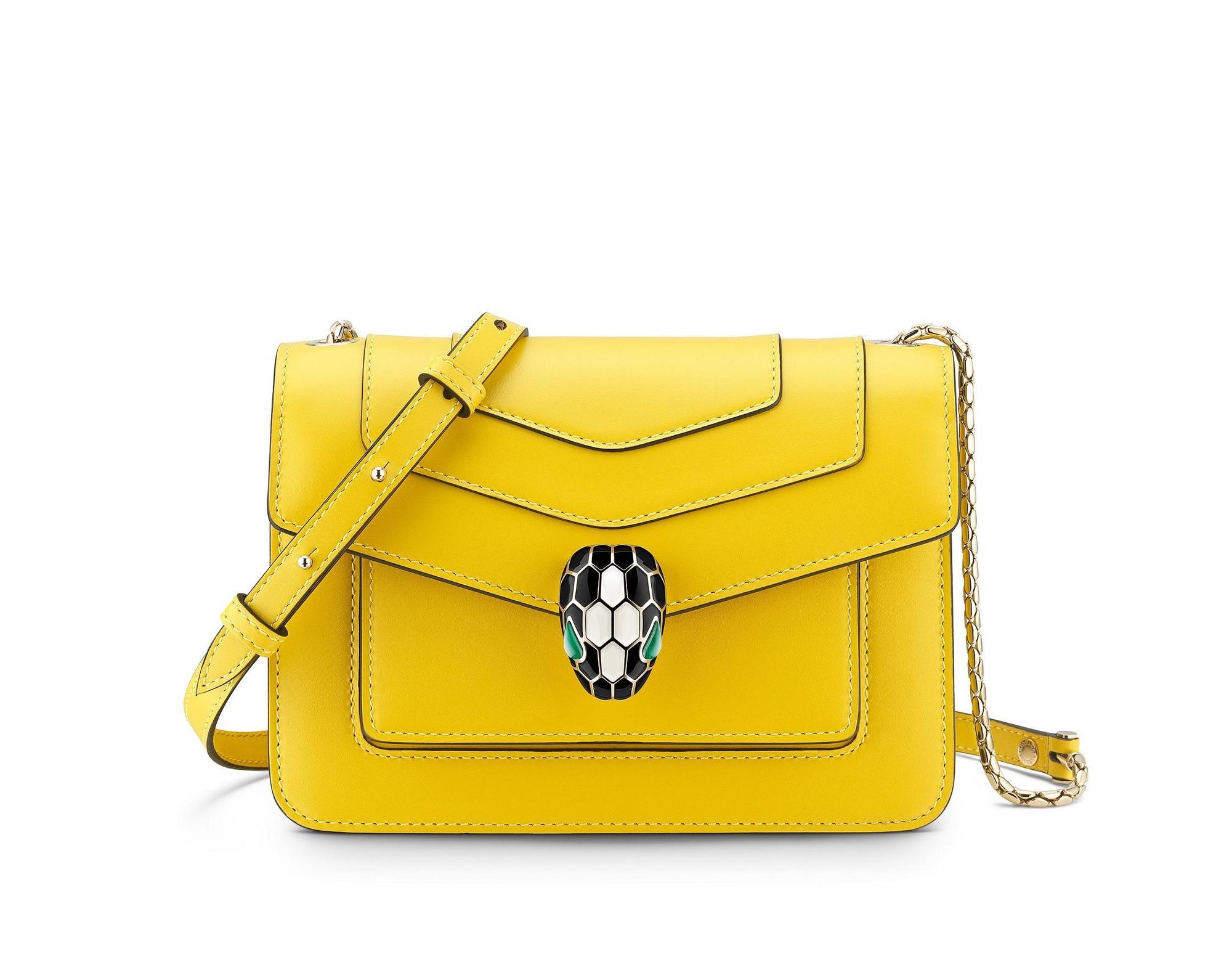 Serpenti Forever雛菊托帕石色小牛皮肩背包。NT$80,500(寶格麗提供)
