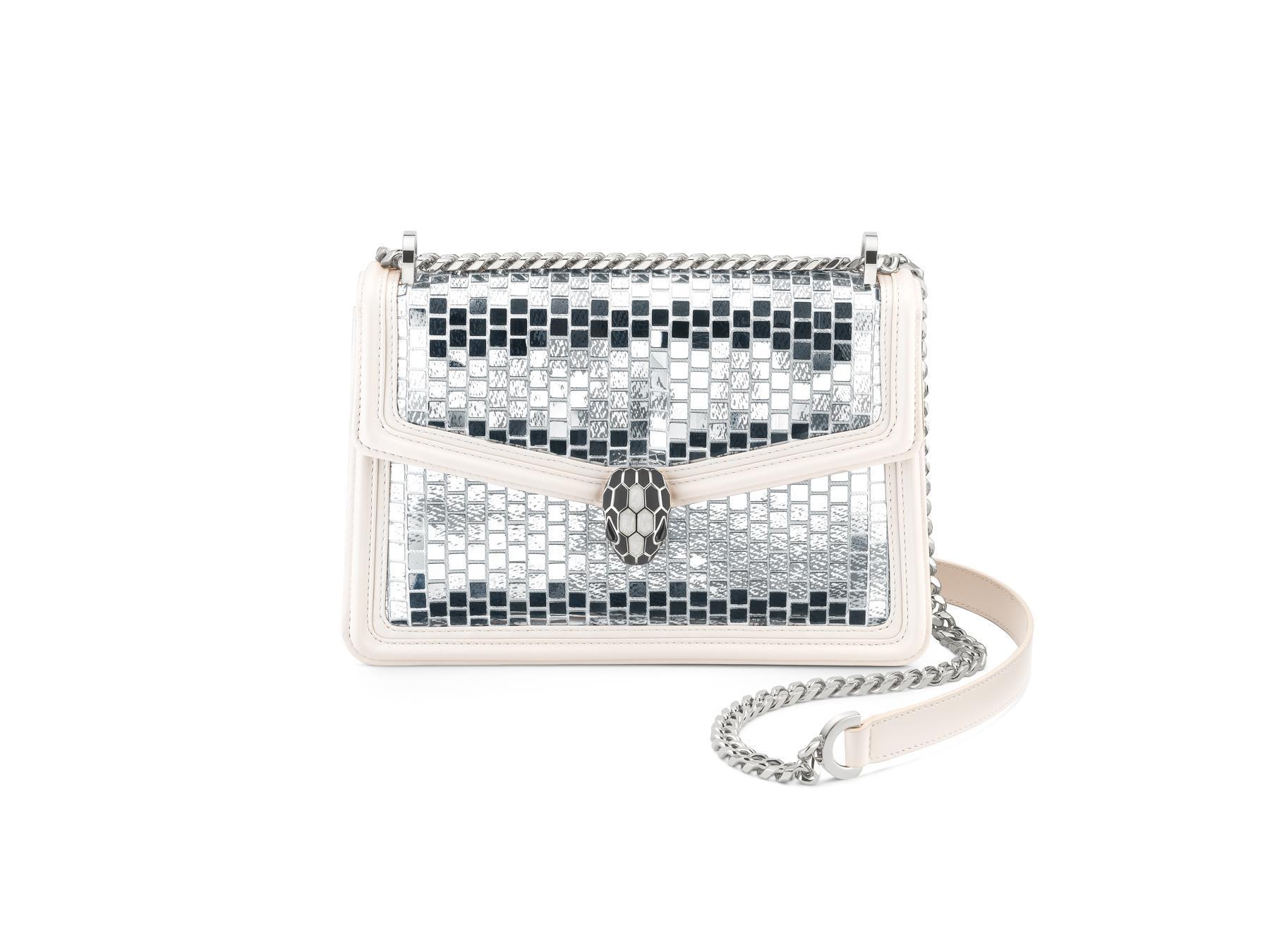 Serpenti Diamond Blast淨白瑪瑙色小牛皮肩背包。NT$112,600(寶格麗提供)