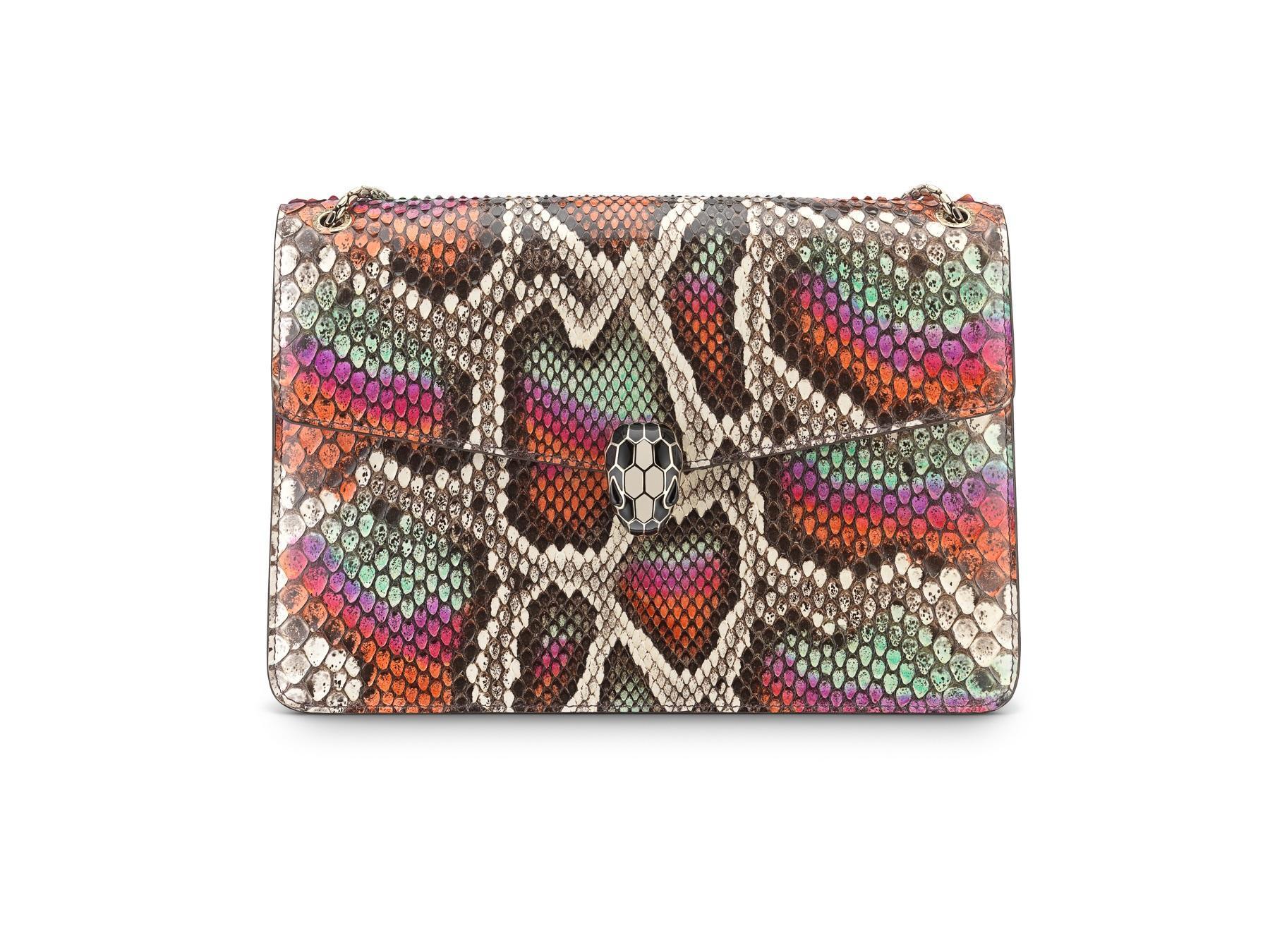 Serpenti Forever絢彩蟒蛇皮肩背包。NT$167,500(寶格麗提供)