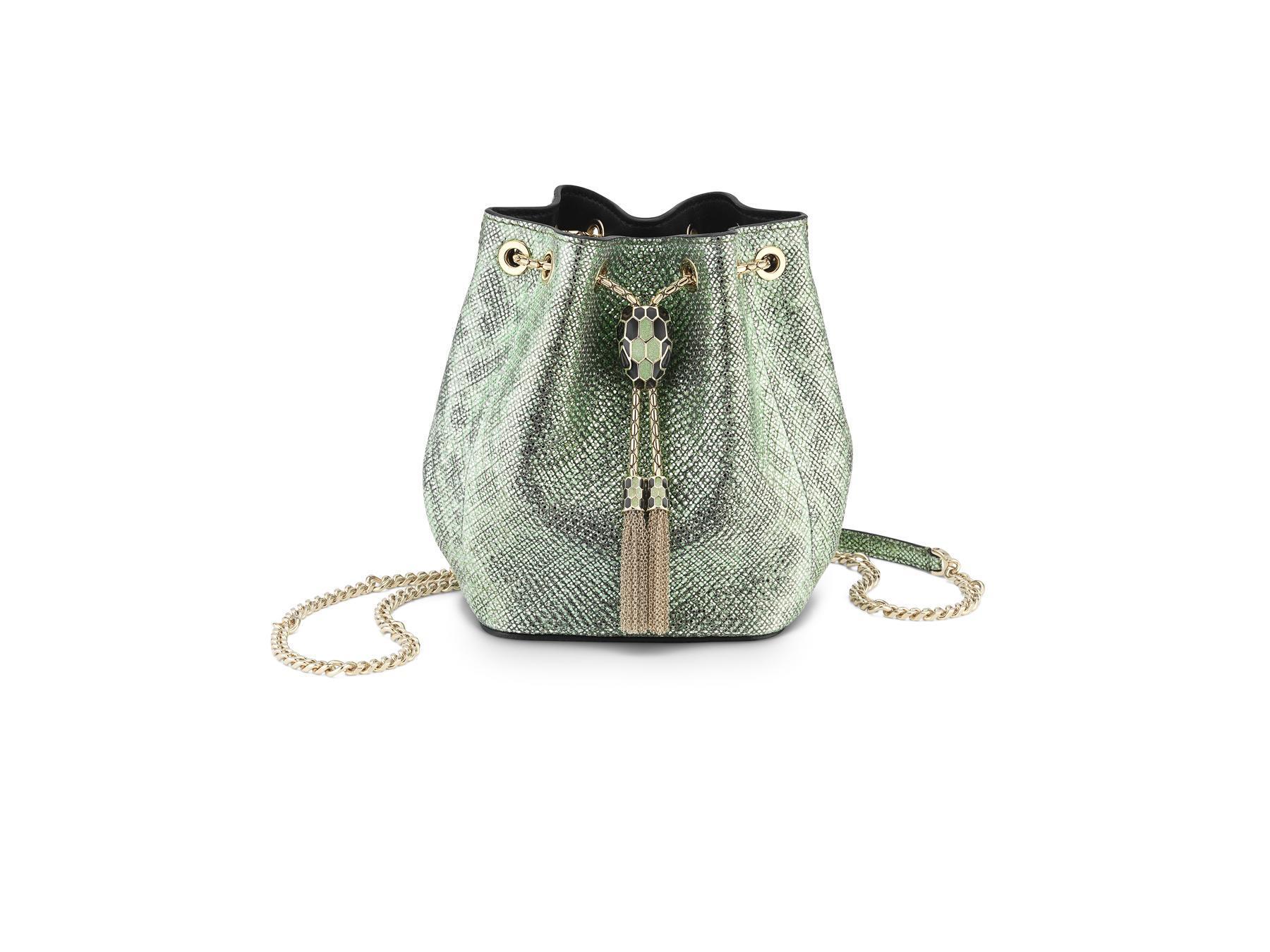 Serpenti Forever薄荷綠色金屬水蛇皮迷你水桶包。NT$99,200(寶格麗提供)