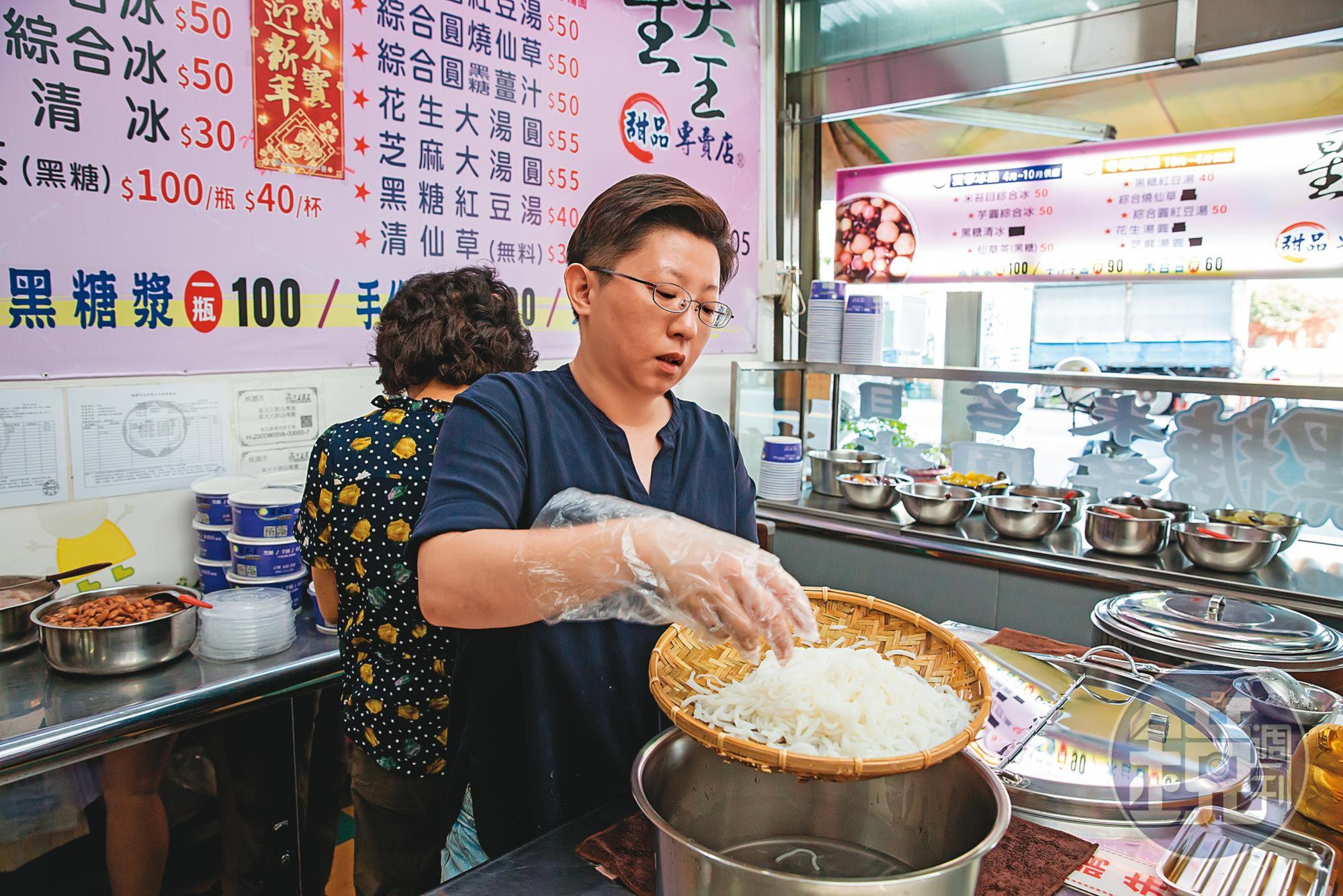詹子晴(前)開店,母親是她最強助手,每天一起到店備料、煮黑糖漿。