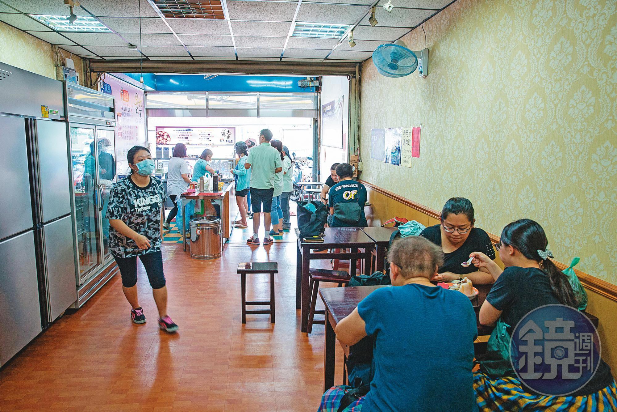 星大王甜品專賣店內無法安裝冷氣,主要以外帶客人為主。