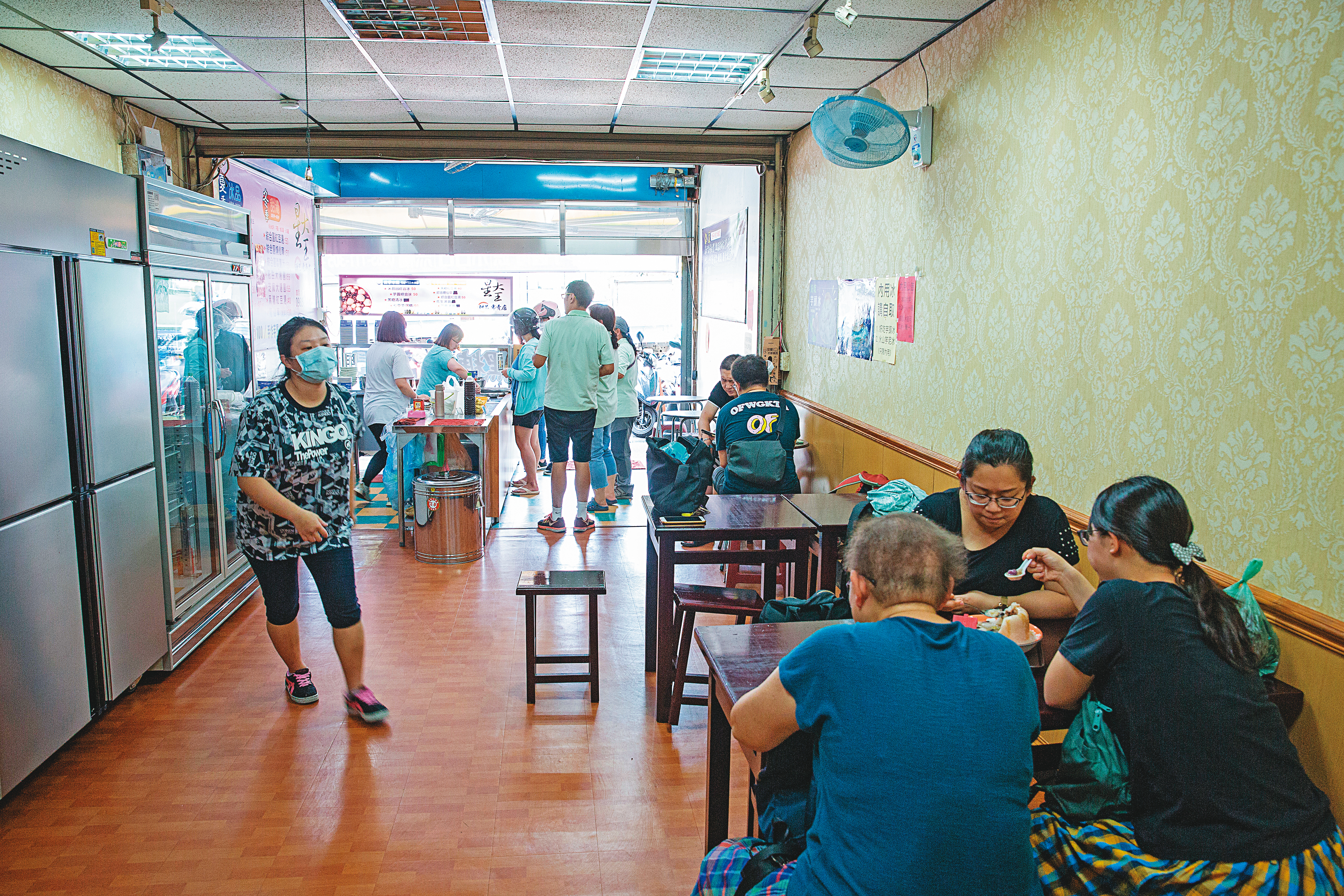 星大王甜品專賣店內無法安裝冷氣，主要以外帶客人為主。