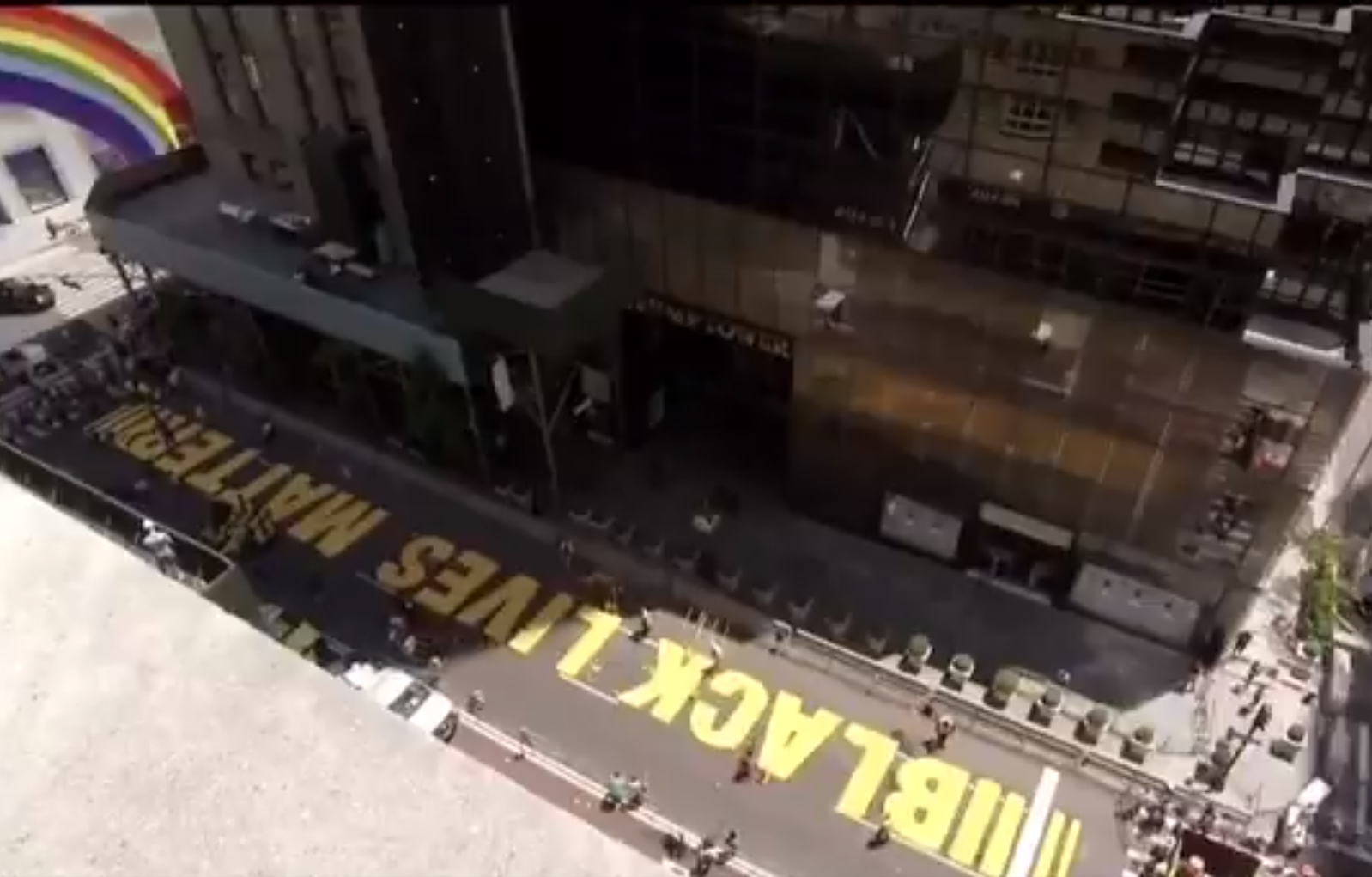 美國紐約市川普大樓前的第五大道路面被漆上「黑人的命也是命」（Black Lives Matter）。（翻攝自Twitter）