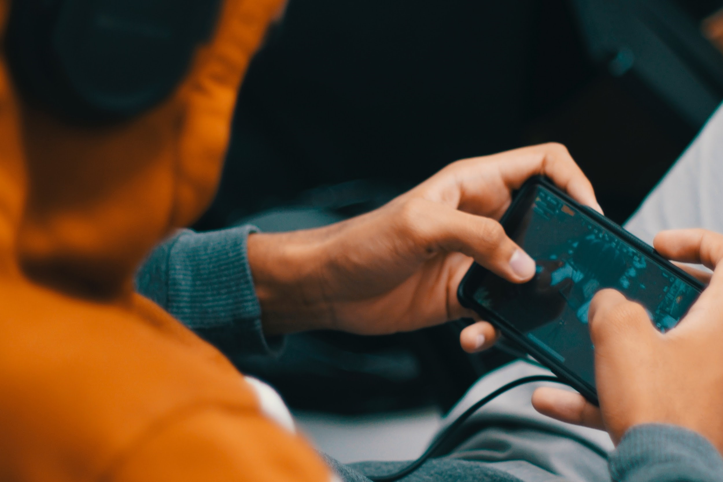 比起家用主機或PC遊戲,手機的普及讓手遊更容易入手。(示意圖,Pexels)