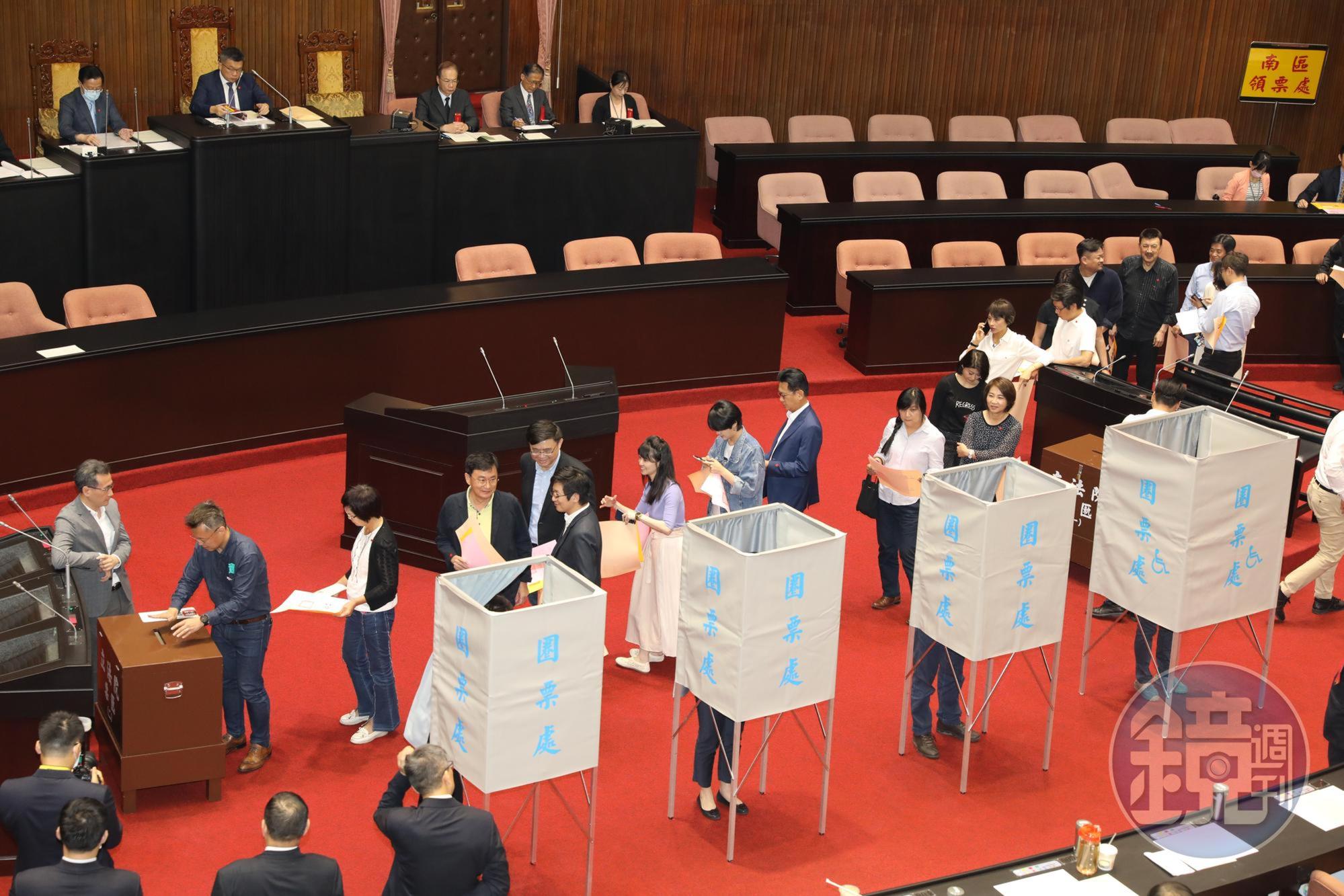 民進黨立委投票前都技術性亮票給黨團幹事長鄭運鵬看。
