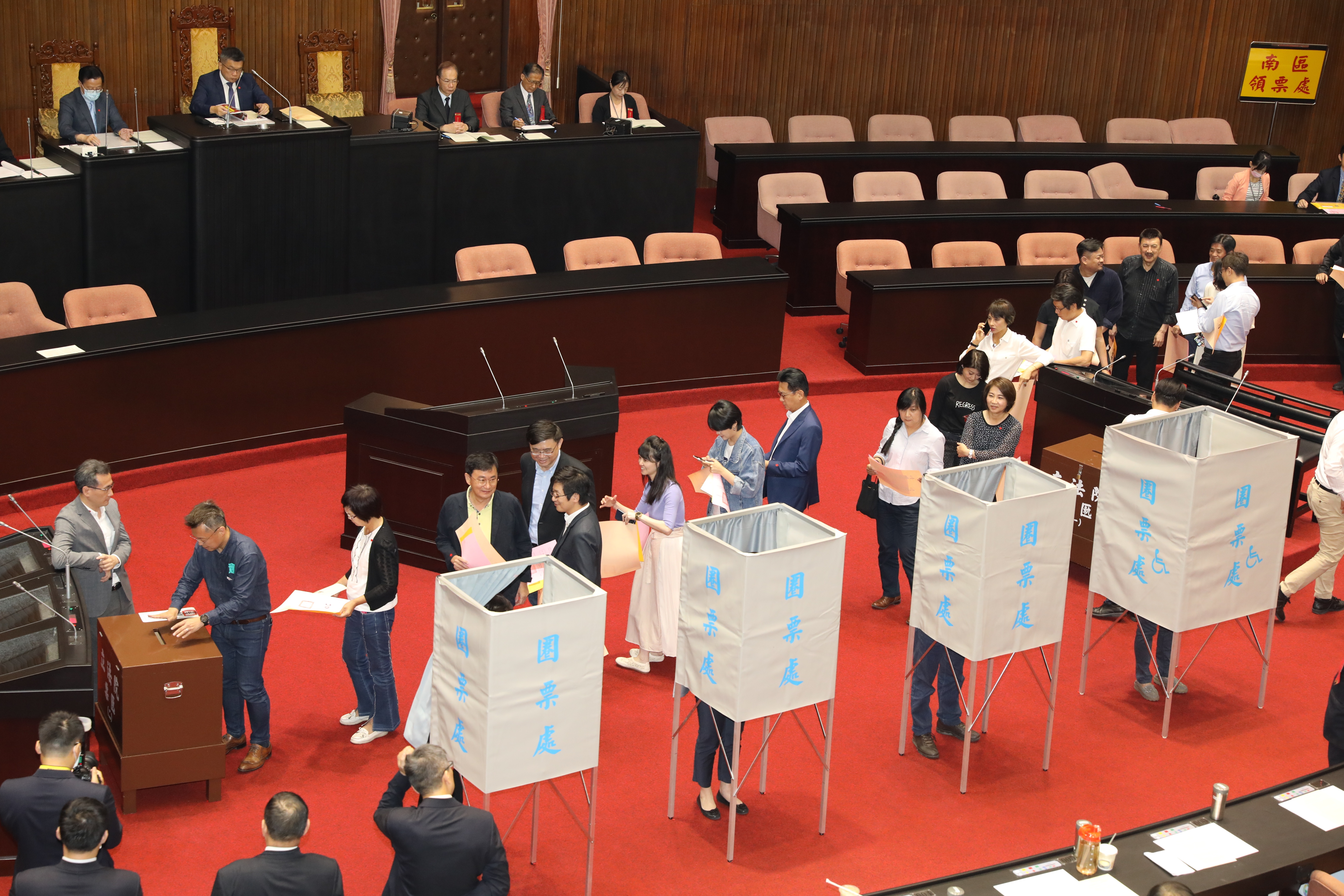 民進黨立委投票前都技術性亮票給黨團幹事長鄭運鵬看。