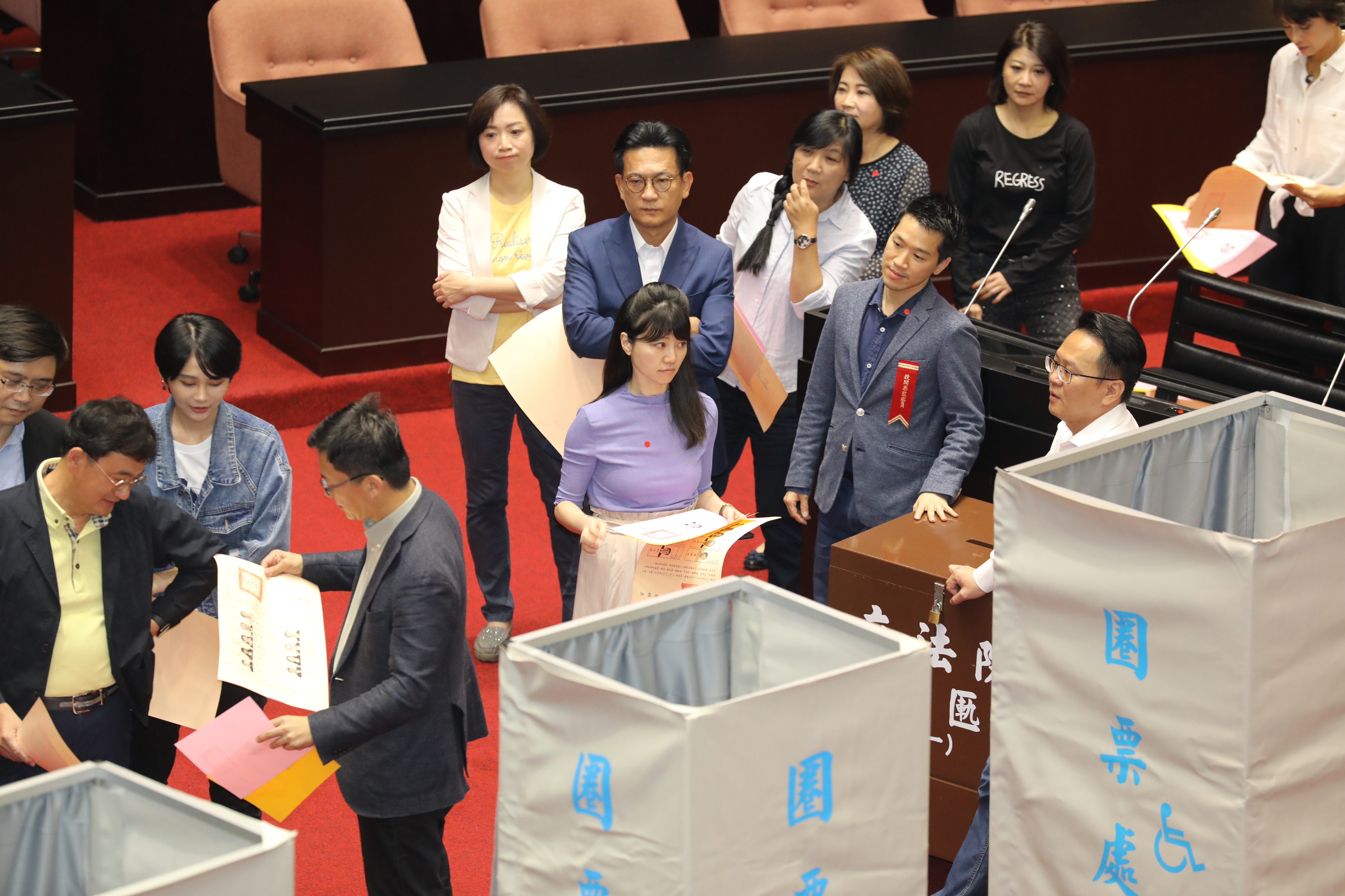 民進黨立委排隊進入投票區圈選選票。