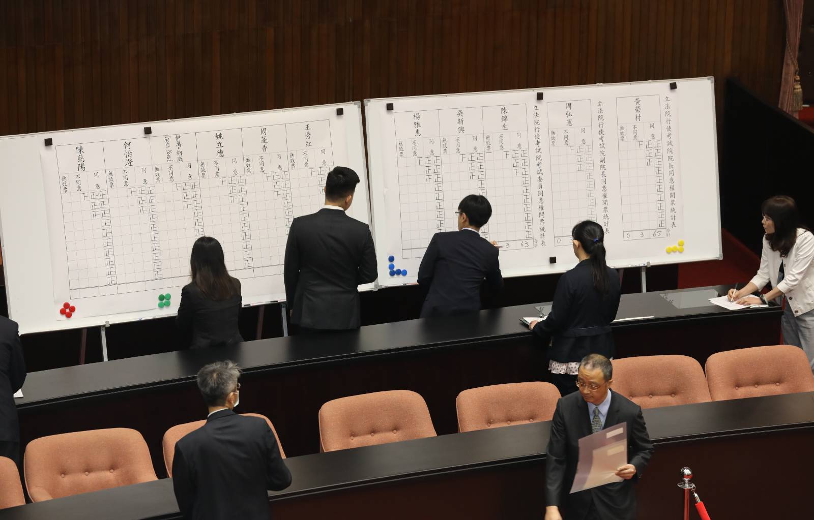 立法院議事人員處理開票程序。