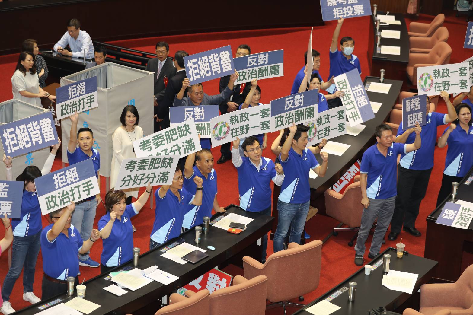 國民黨立委並未領票投票，僅一度進場高喊廢考監等口號。