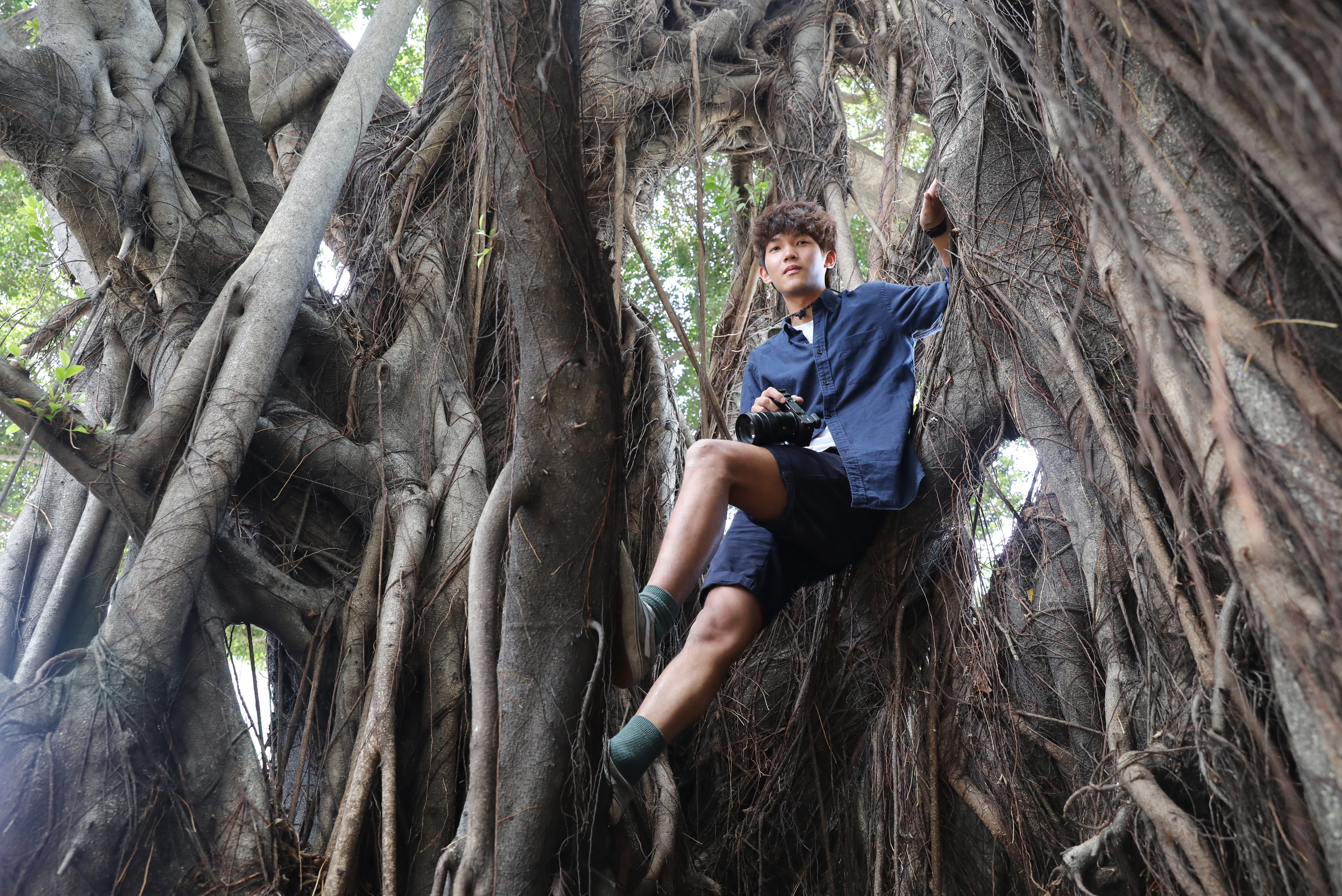 初訪拍照時，白昆禾即使爬樹，之後還是請我把相機遞給他，讓他可以繼續拍攝我們。