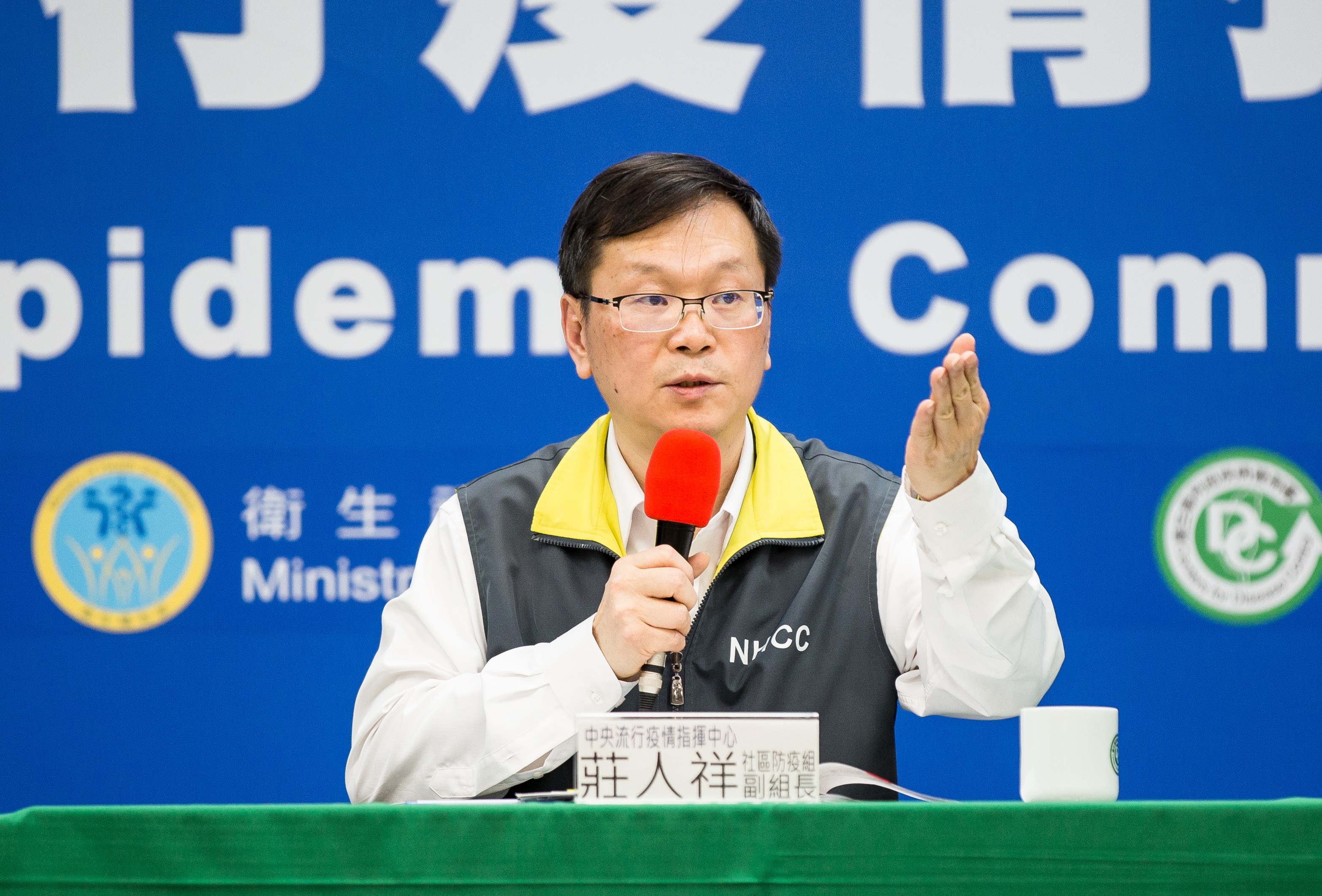 中央流行疫情指揮中心發言人莊人祥今主持記者會，公布國內新增2例武漢肺炎境外移入病例。圖為資料照。