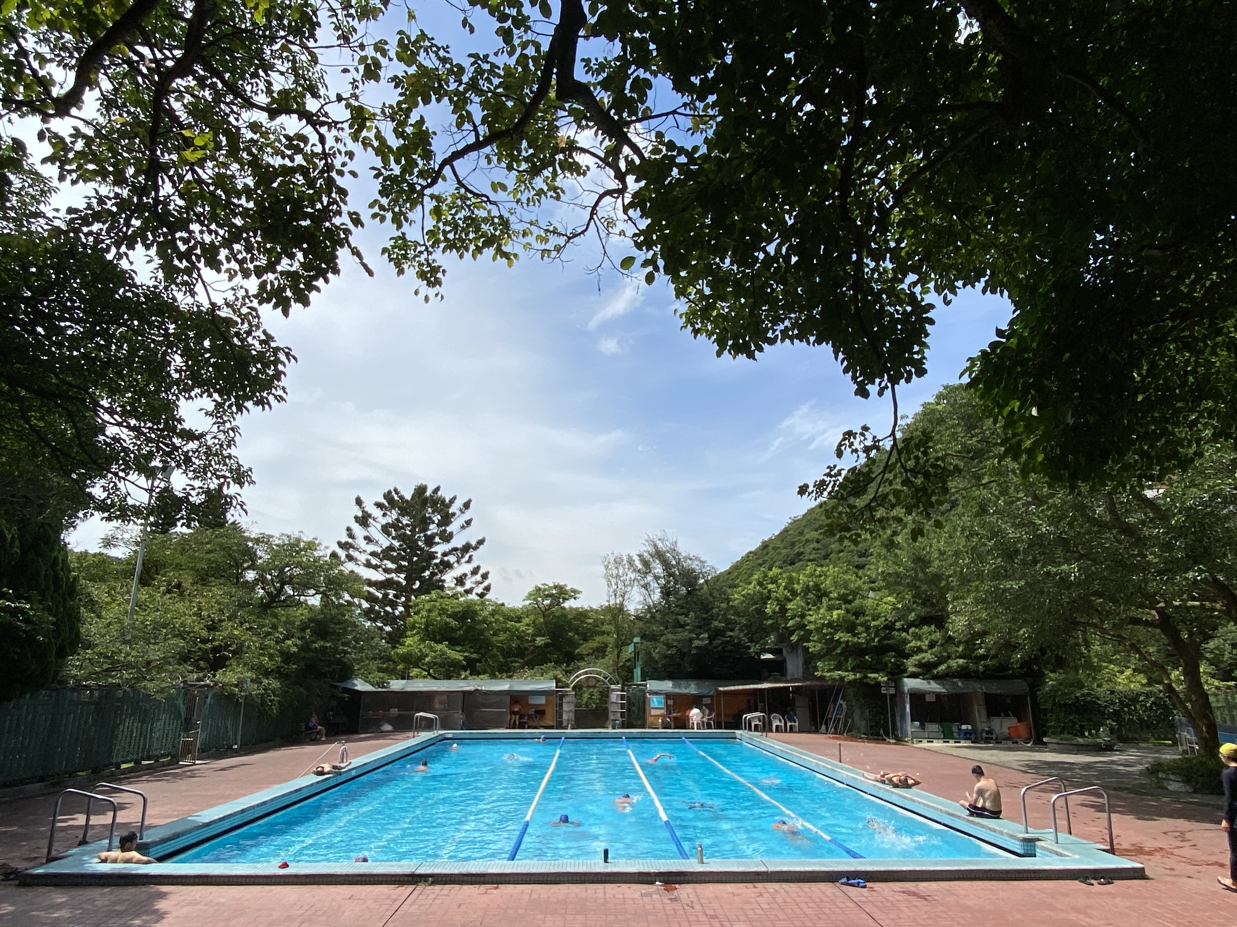 陽明山上的山泉水泳池，環境超清幽。