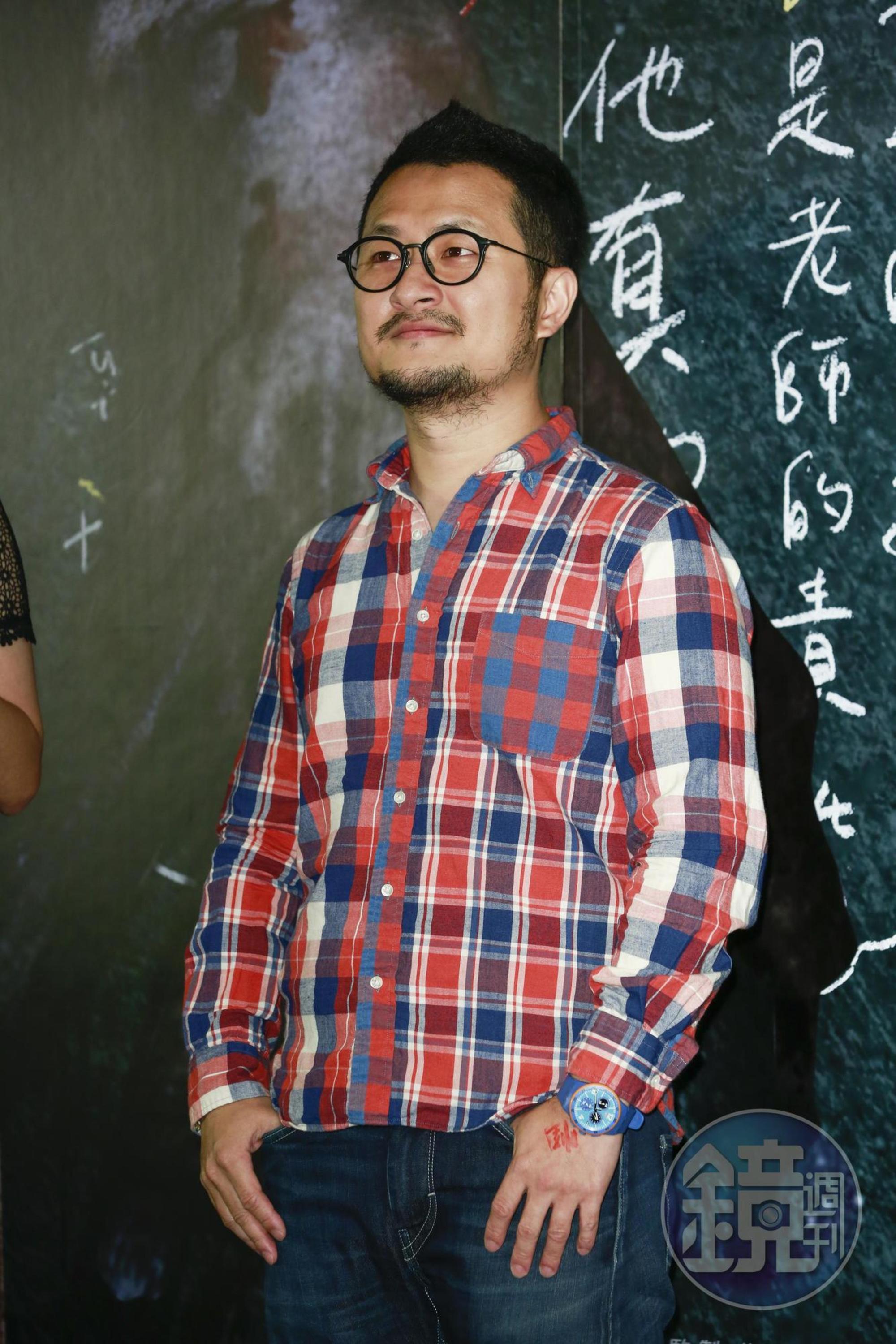那年10月《打噴嚏》無法上映，九把刀卻被拍到背著交往多年的女友，帶女記者周亭羽上摩鐵，即使是未婚狀態的偷腥，仍讓他人氣下滑、被罵慘。
