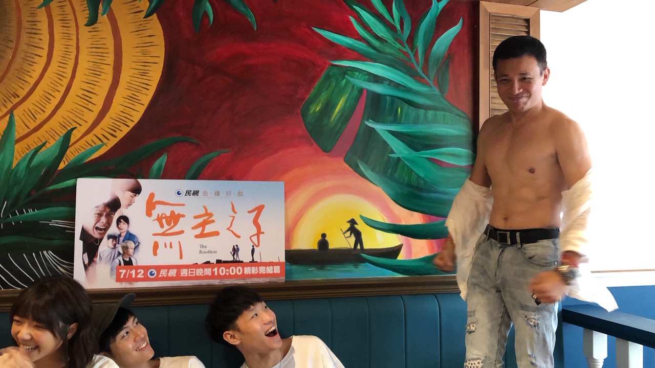 胡鴻達脫掉上衣，秀出結實身材。（民視提供）