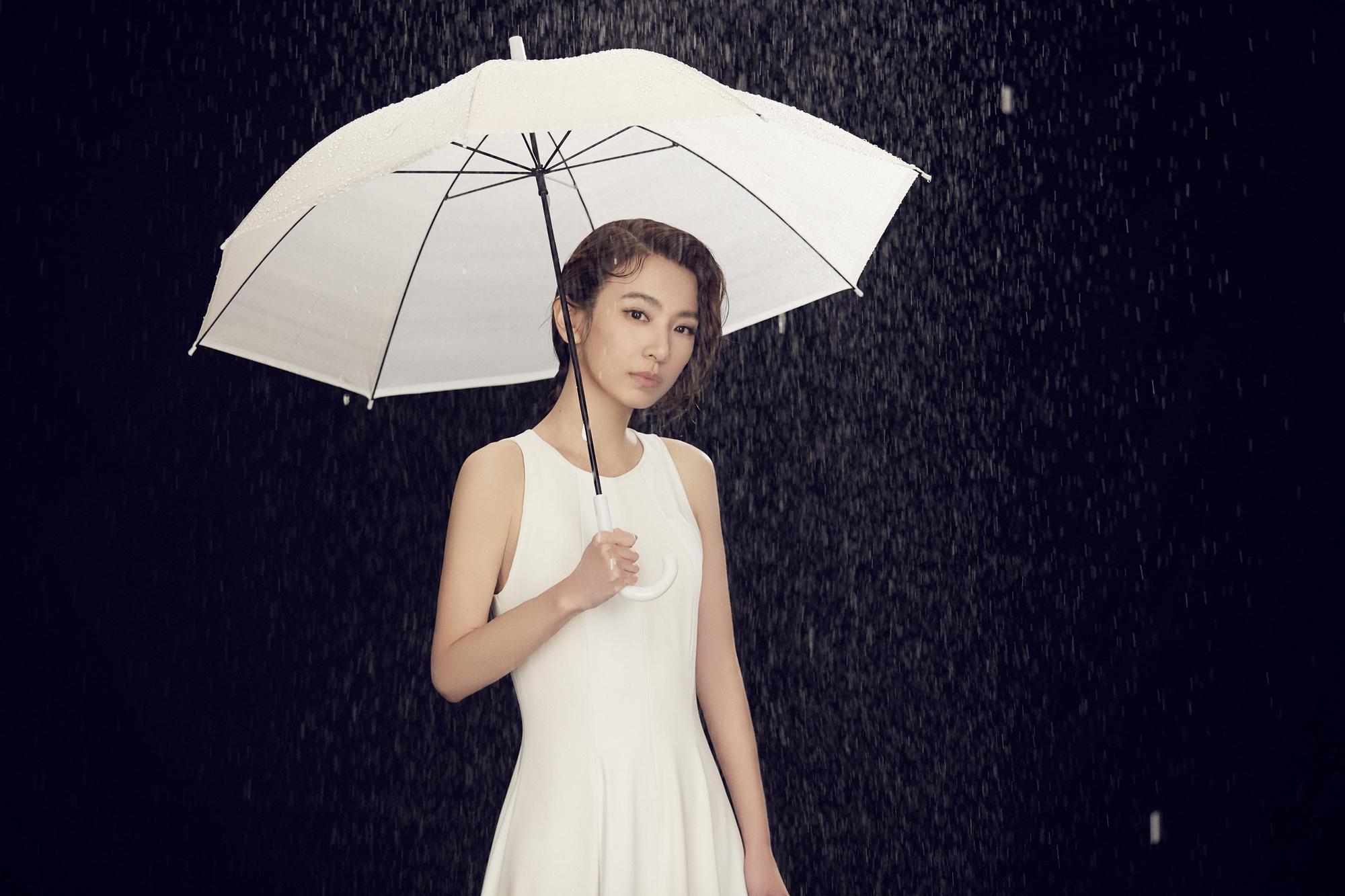 〈一一〉MV中，田馥甄撐傘在雨中對嘴與跳舞。（何樂音樂提供）