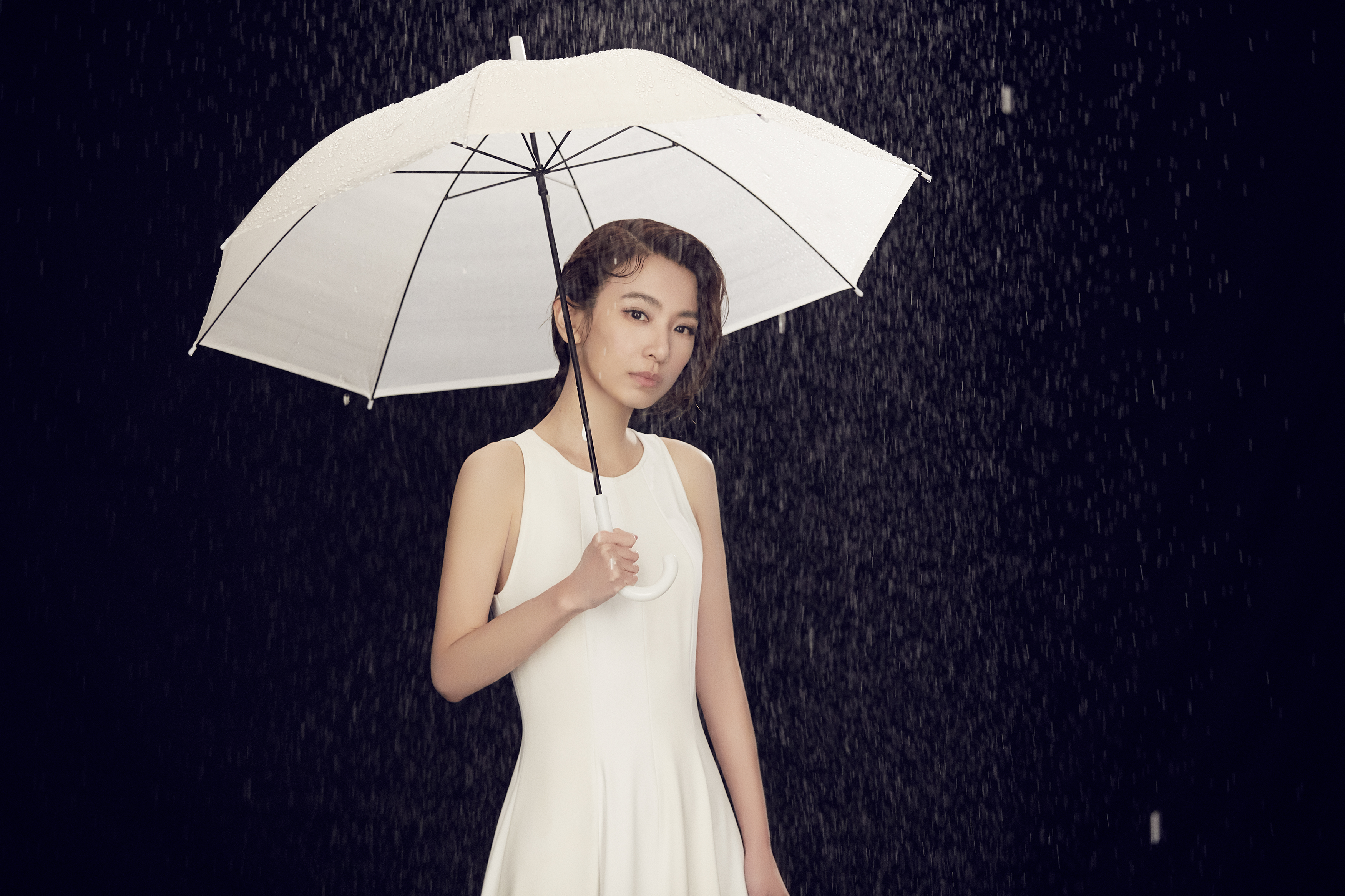 〈一一〉MV中,田馥甄撐傘在雨中對嘴與跳舞。(何樂音樂提供)