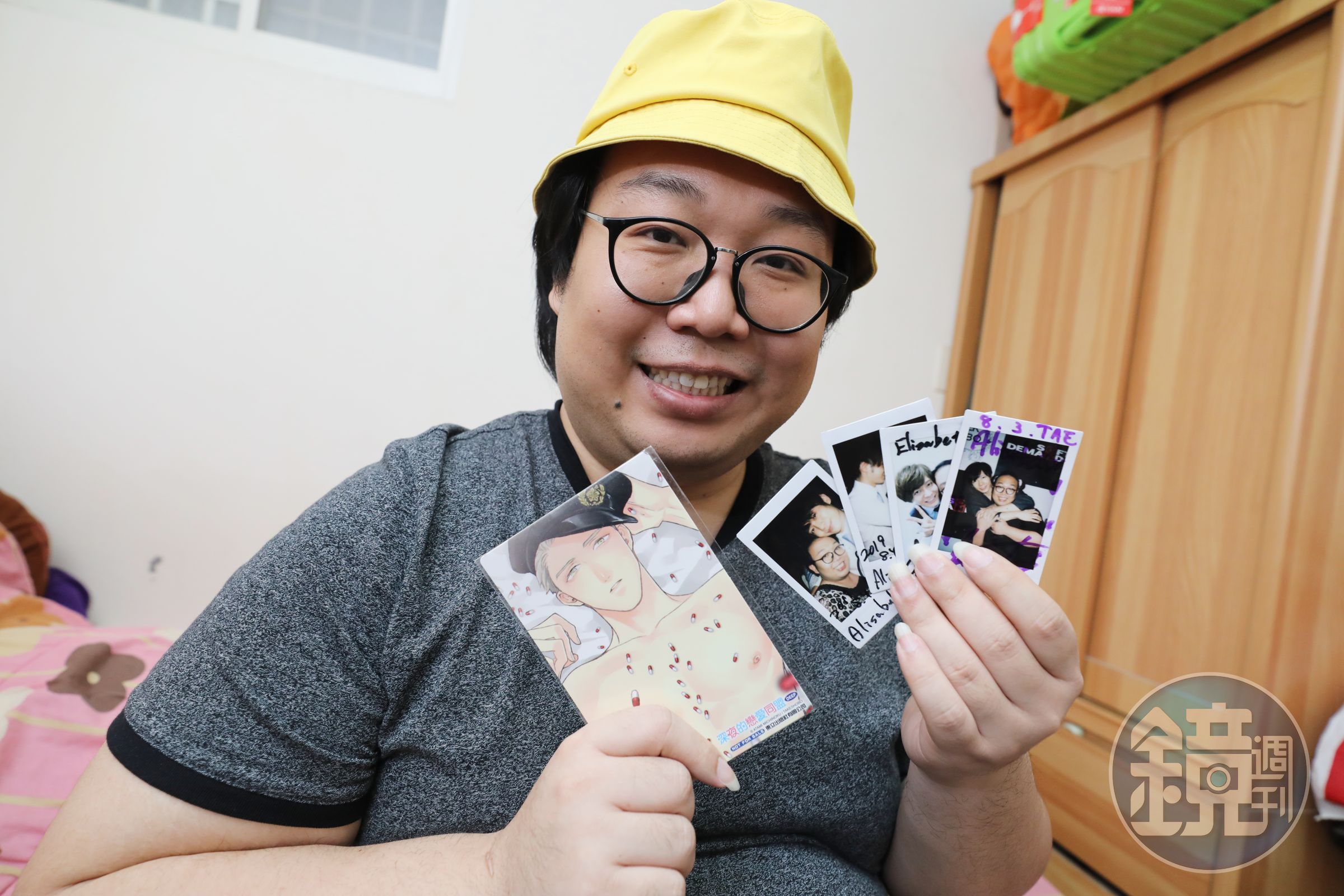 娘娘酷愛台灣成人展，皮夾裡有許多與AV男優合照的拍立得影像。