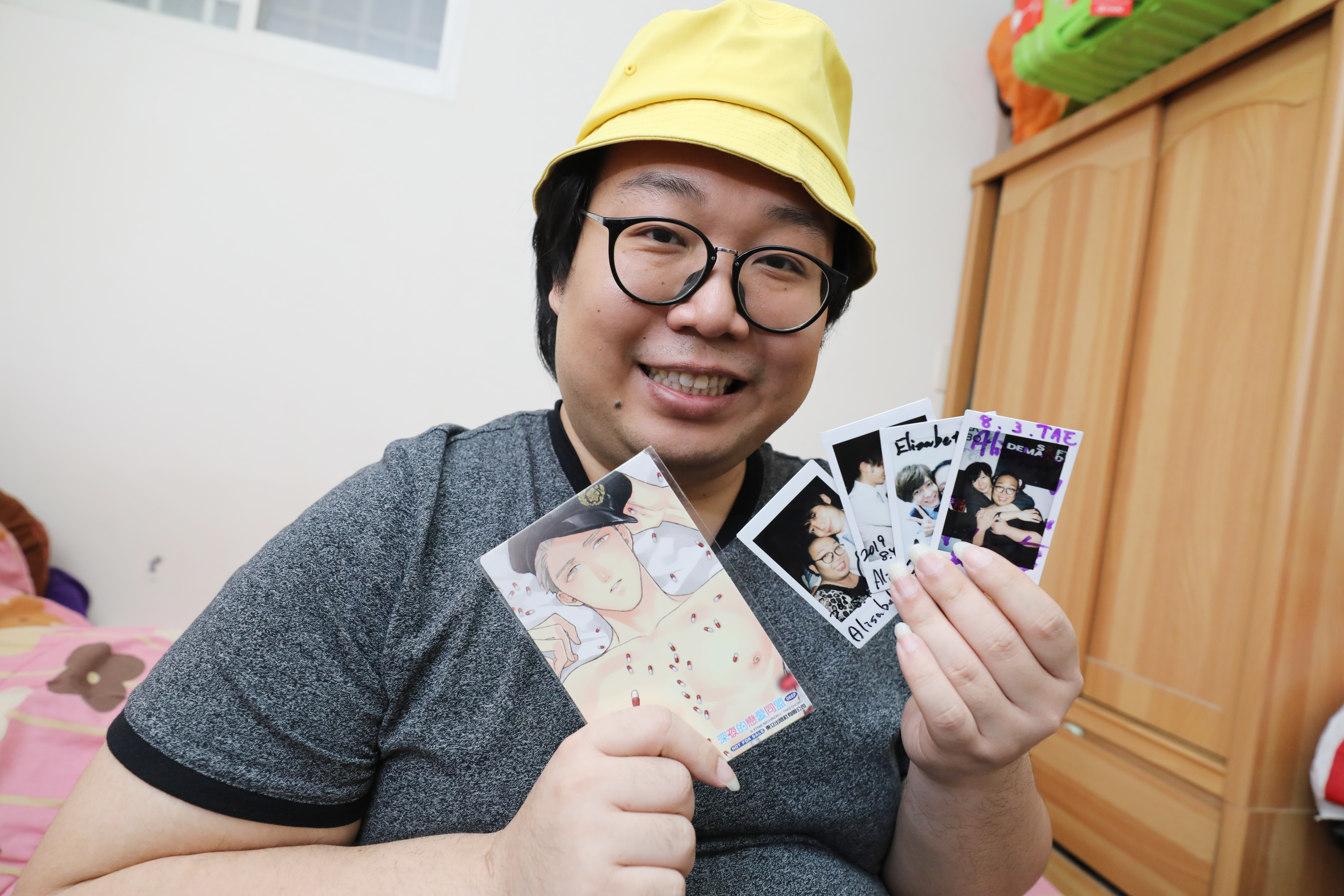 娘娘酷愛台灣成人展，皮夾裡有許多與AV男優合照的拍立得影像。