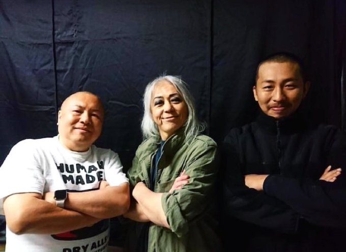 三宅唱（右）在拍攝時借助許多一瀨隆重（左）的經驗，中間為特殊化妝師Screaming Mad George。（翻攝mad_screaming Twitter）