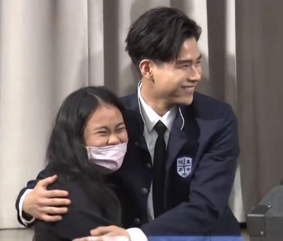 演員李齊下台和粉絲近距離接觸，還貼心給女同學愛的抱抱。（翻攝自《違反校規的跳投》臉書粉絲頁）