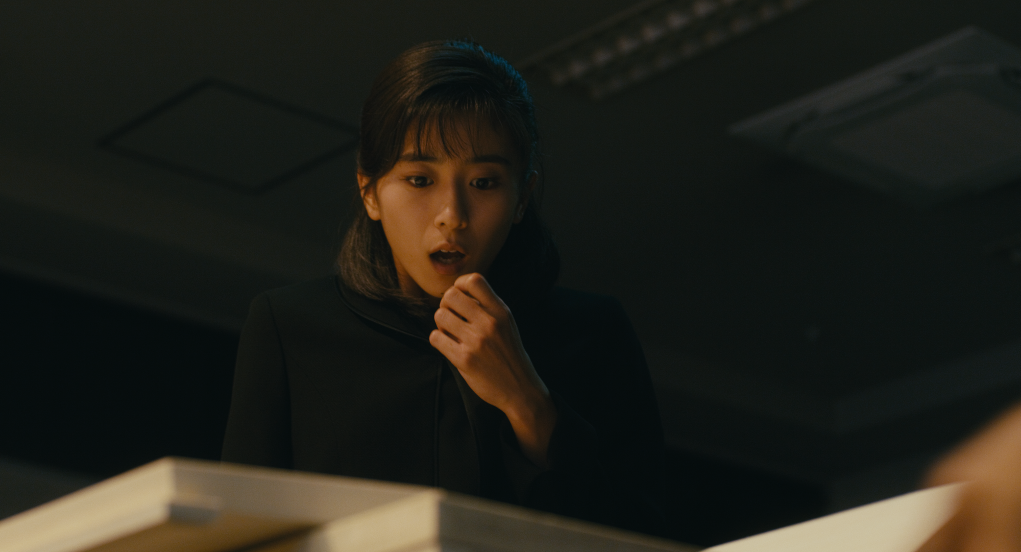 23歲的黑島結菜在《咒怨之始》是演新進女星,她也是《咒怨》系列作的老班底。(Netflix提供)