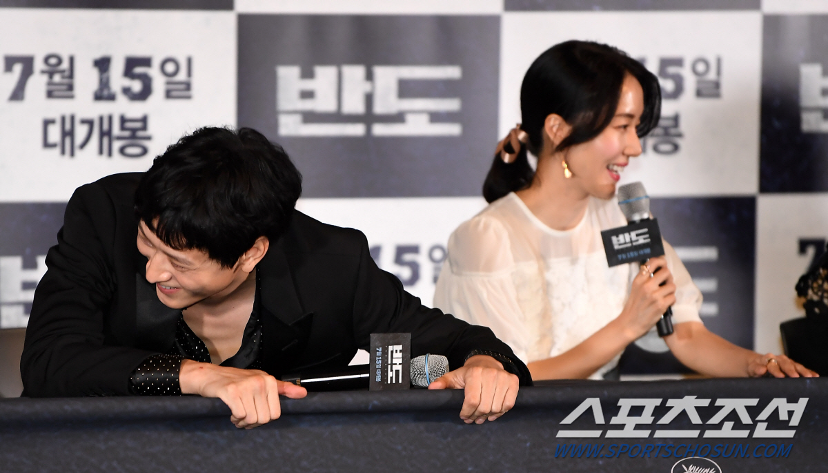姜棟元（左）和李貞賢在《屍速列車2：感染半島》記者會上聽到自己成了「以前的人」全笑歪。（翻攝朝鮮體育）