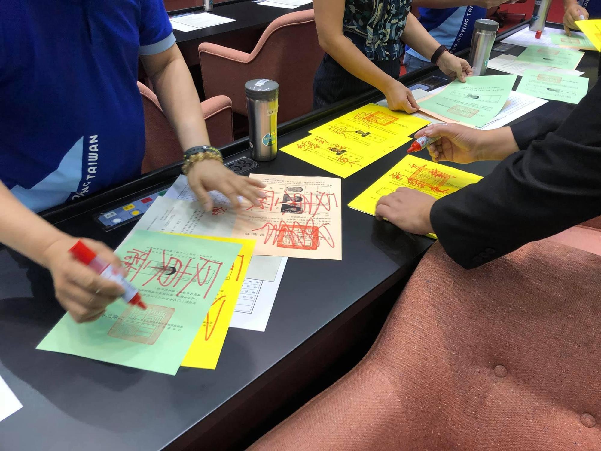 國民黨立委為了抗議NCC人事提名,領了選票寫上抗議標語。(翻攝自陳亭妃臉書)