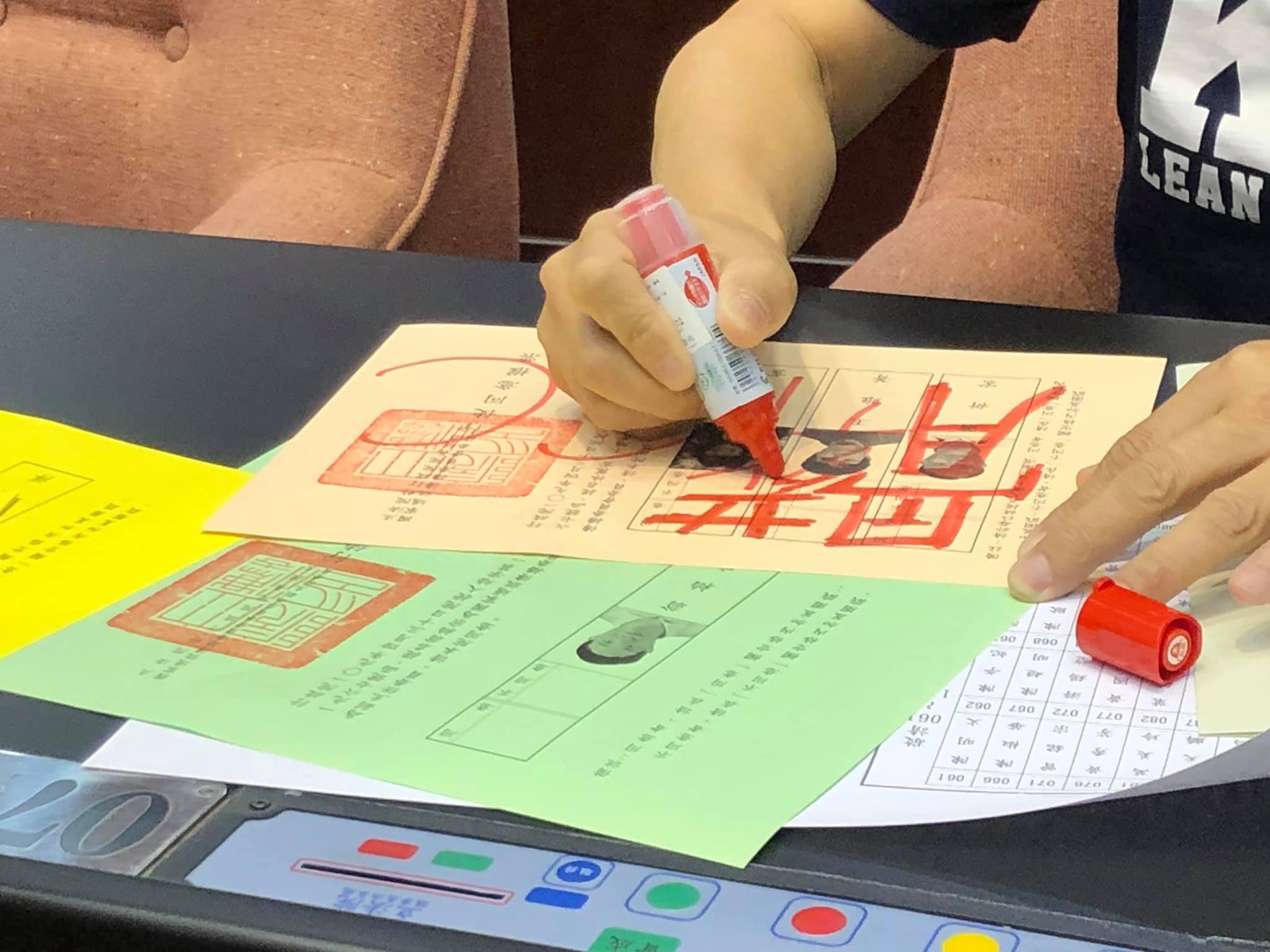 國民黨立委為了抗議NCC人事提名，領了選票寫上抗議標語。（翻攝自陳亭妃臉書）