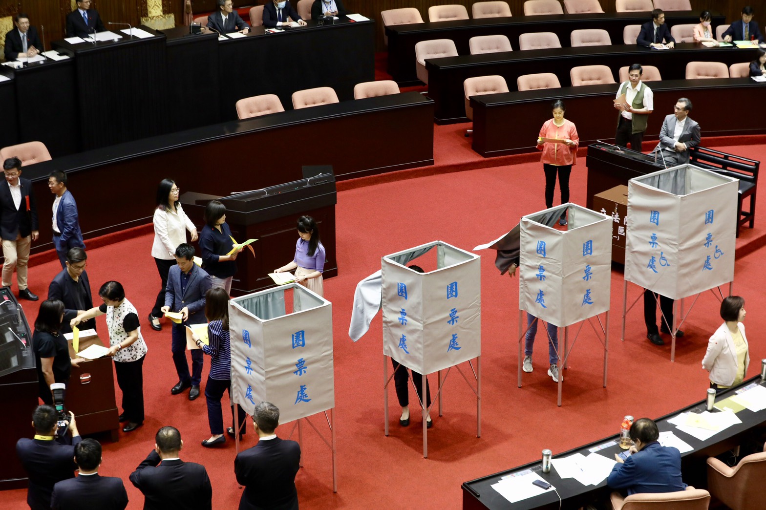  民進黨立委下午排隊針對NCC人事同意權投票。