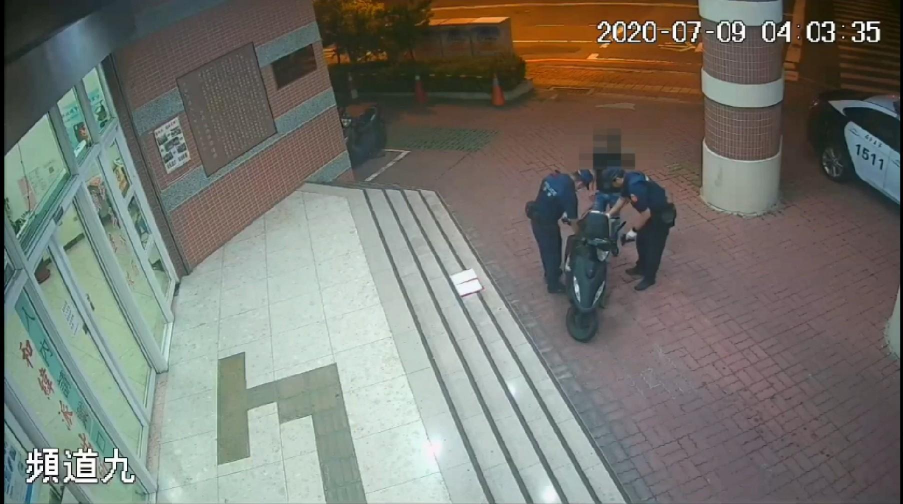 槍手案發後自行到警局投案。(翻攝畫面)