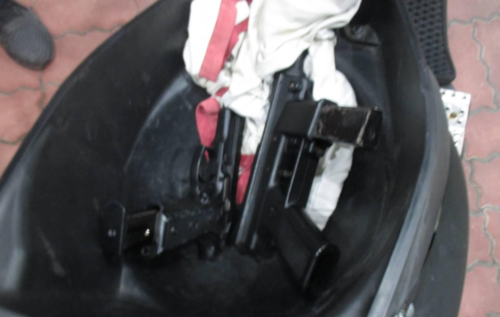 台南花園夜市附近一家當舖與角頭發生糾紛,警方於槍手機車置物箱起出槍枝。(翻攝畫面)