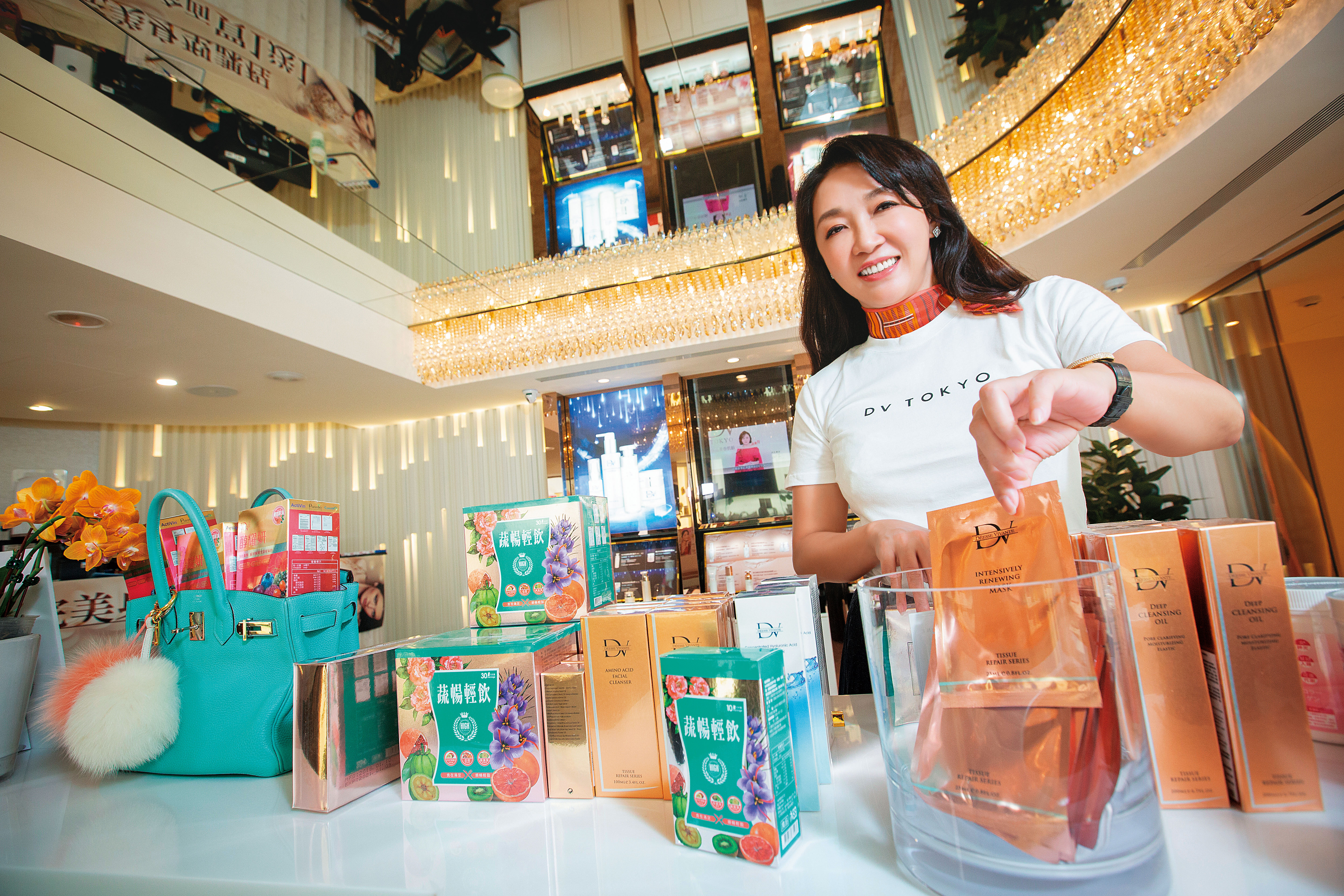 走過負債與失婚，張麗綺以美容生醫保養翻身，去年創下19.3億元營收。
