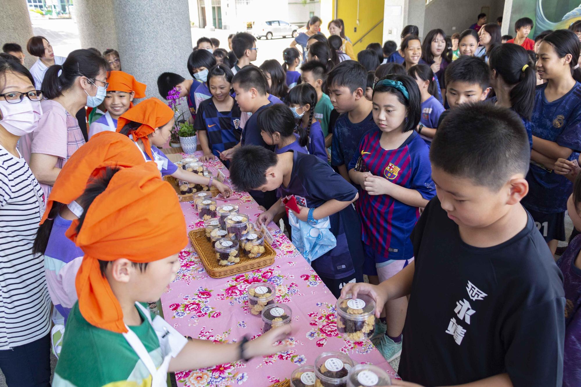永靖國小學童手做餅乾愛心義賣。(頂新和德文教基金會提供)