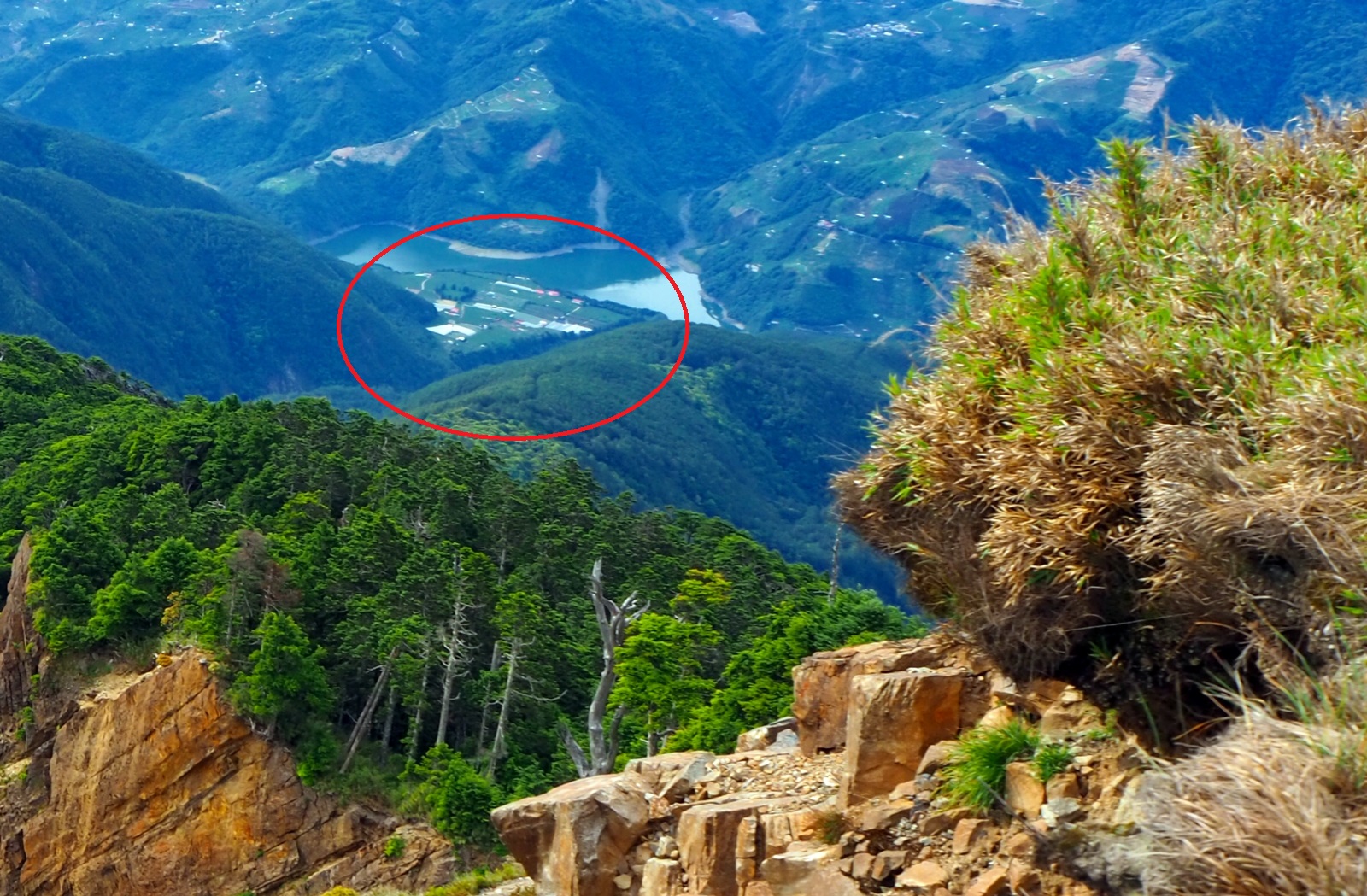 佳陽山東側有著大崩璧，而其崩璧土石堆積成了佳陽沖積扇（魔鬼島）。