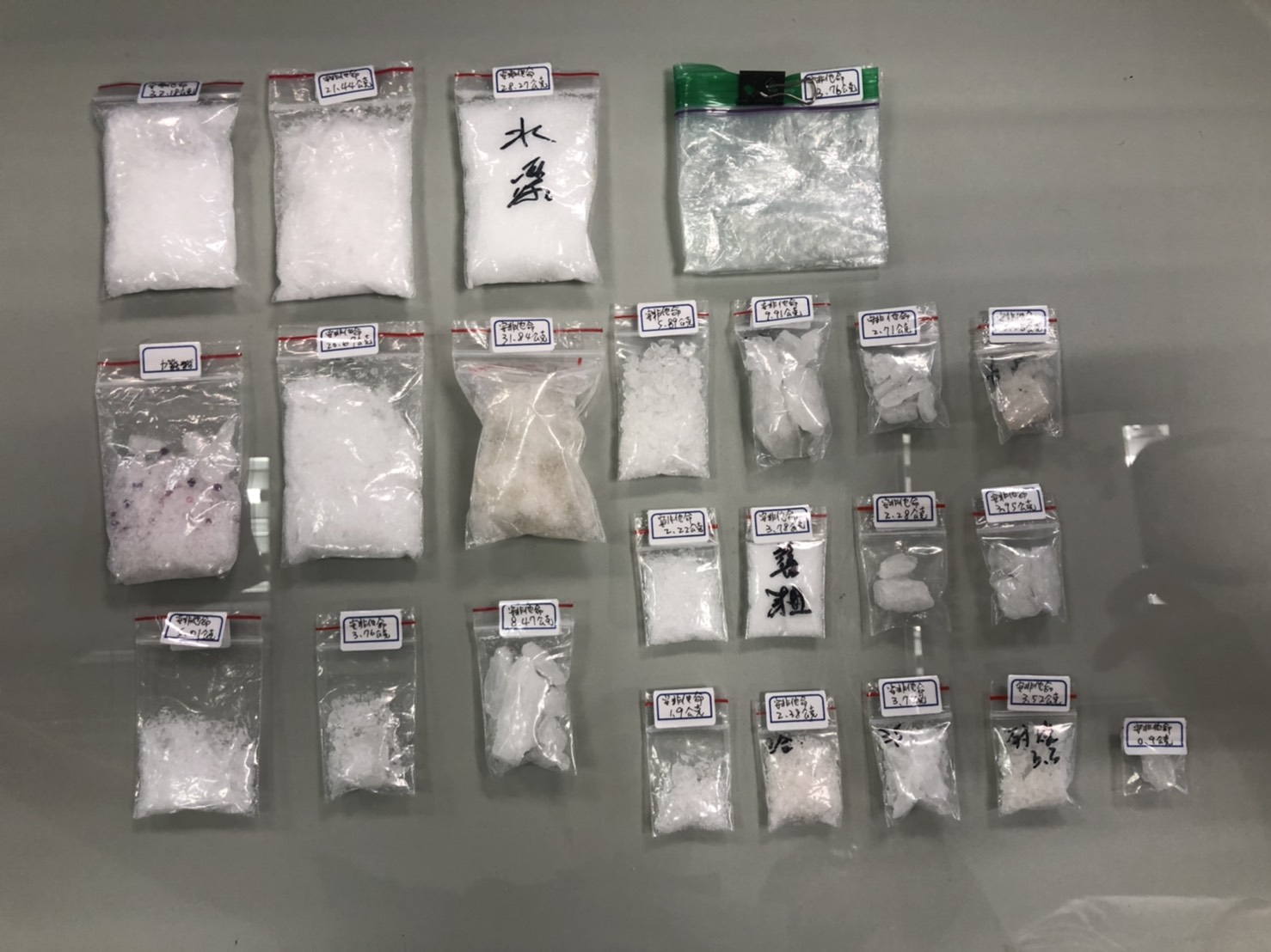 警方從游嫌機車中查獲大量安毒。(翻攝畫面)