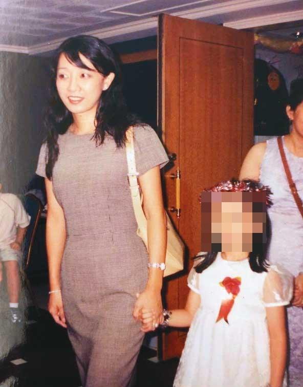 張麗綺（左）大學畢業後沒多久，就和愛情長跑多年的初戀情人結婚生子，右為女兒。（張麗綺提供）