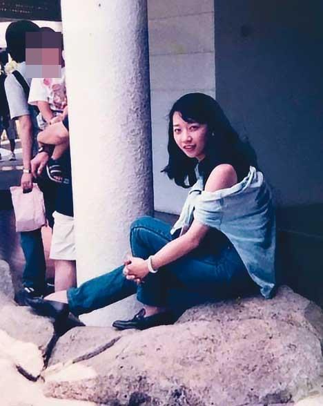 張麗綺（右）大學時曾在證券公司打工，因年紀輕、外型漂亮，加上嘴巴又甜，常有大戶一賺錢就給她小費。