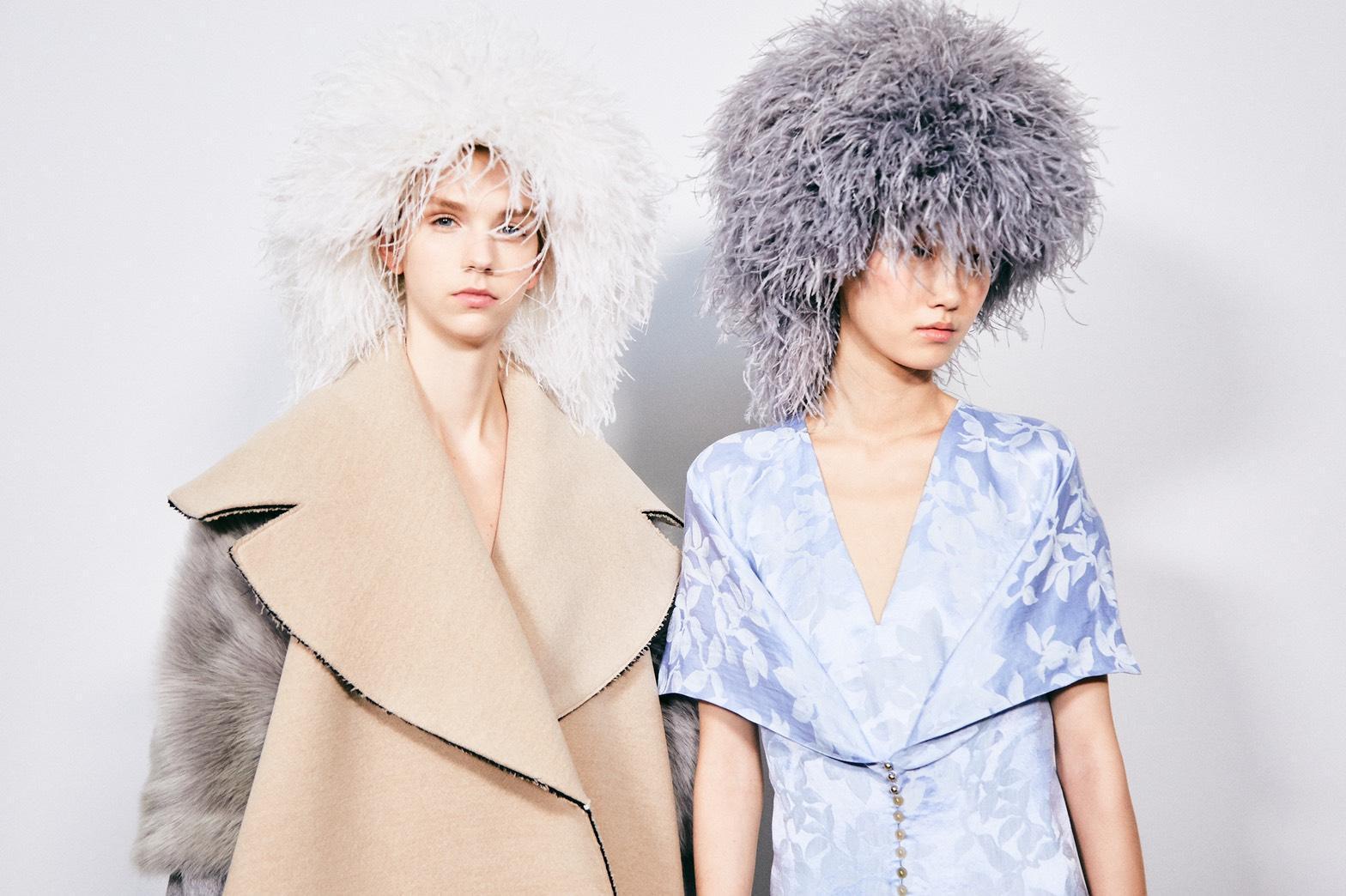 2020秋冬LOEWE女裝打造充滿對比趣味的華麗輪廓。（LOEWE提供）