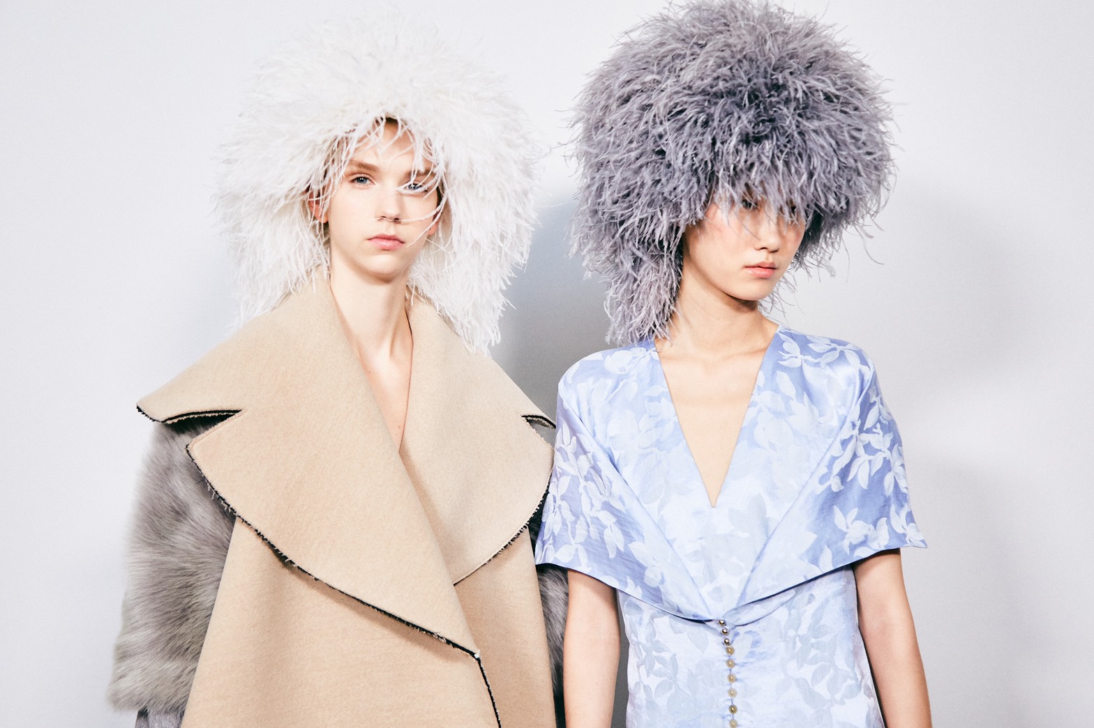 2020秋冬LOEWE女裝打造充滿對比趣味的華麗輪廓。（LOEWE提供）