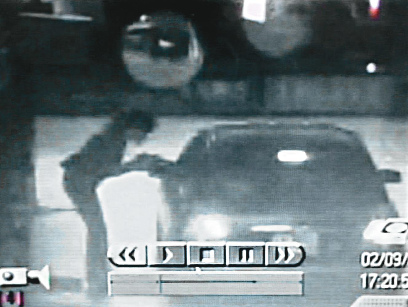 凶手開車將女學生載到汽車旅館,影像被監視器拍下。(翻攝畫面)