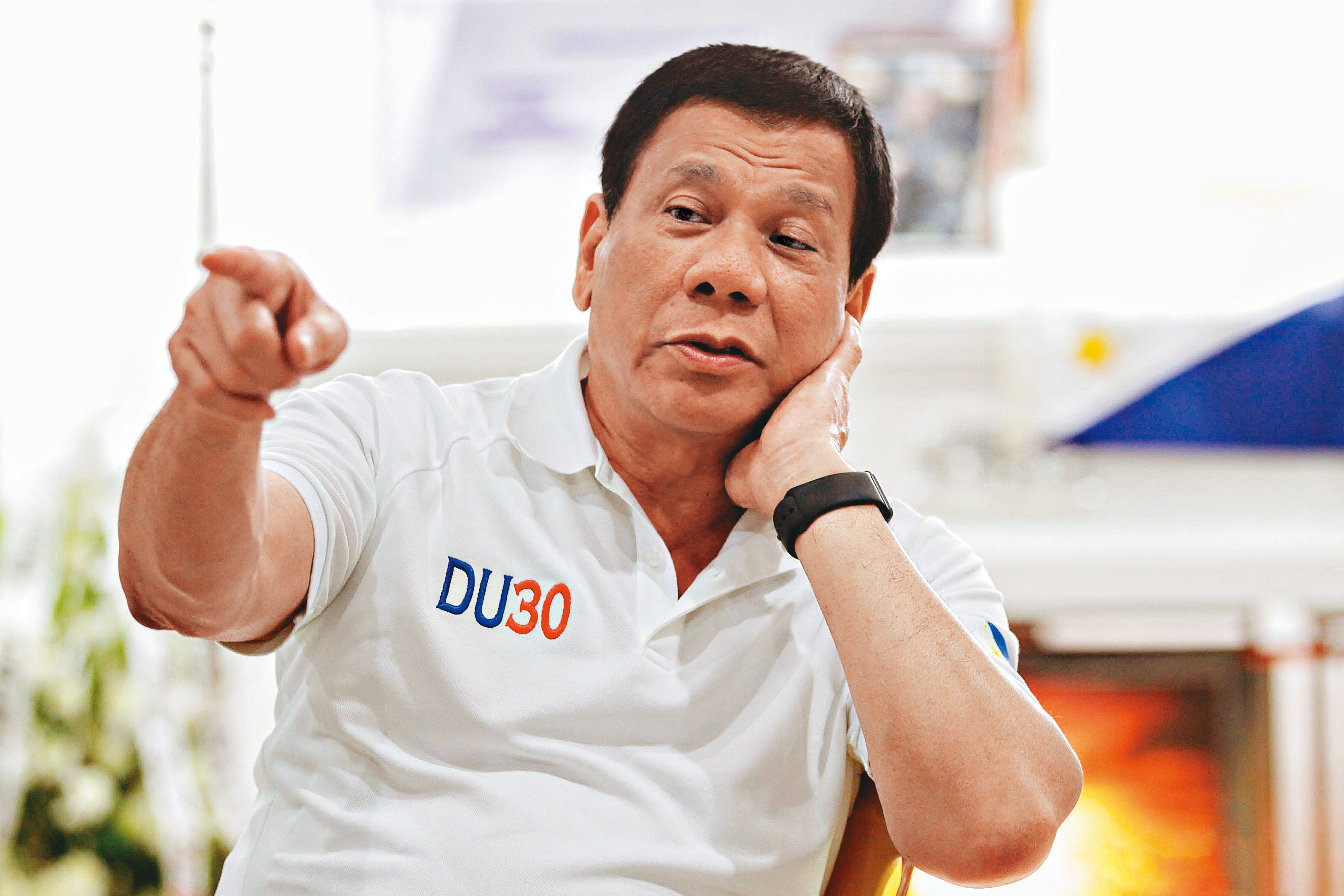 菲律賓總統杜特蒂（圖）遭菲國在台移工在網路直播中痛罵「醜陋惡毒」，該國勞動部官員竟然會同仲介，找上門要「強制遣返」該女移工引發爭議，最後班納友出面道歉。（東方IC）